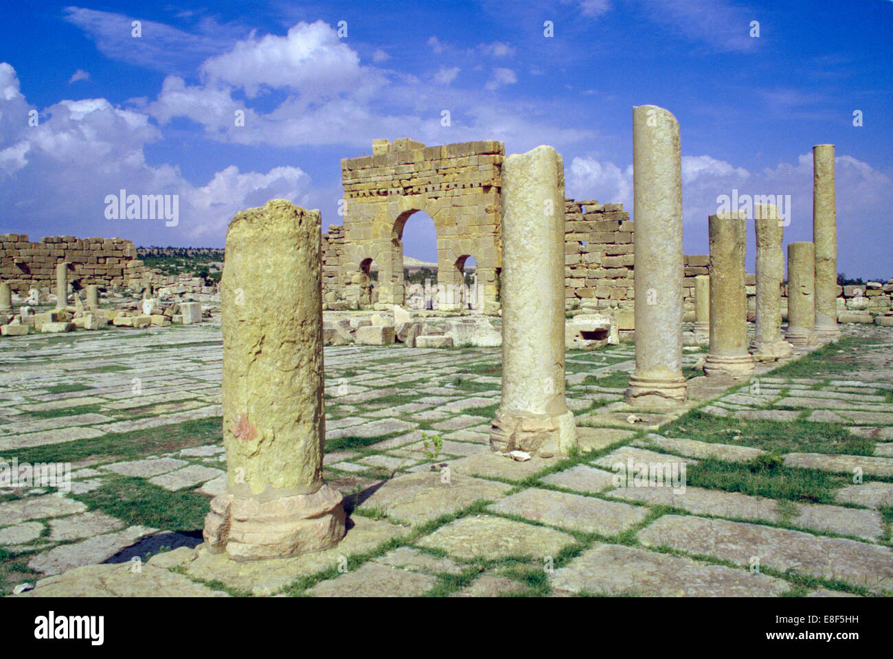 Antonine Gate et ruiné piliers, Sbeitla, Tunisie. Banque D'Images