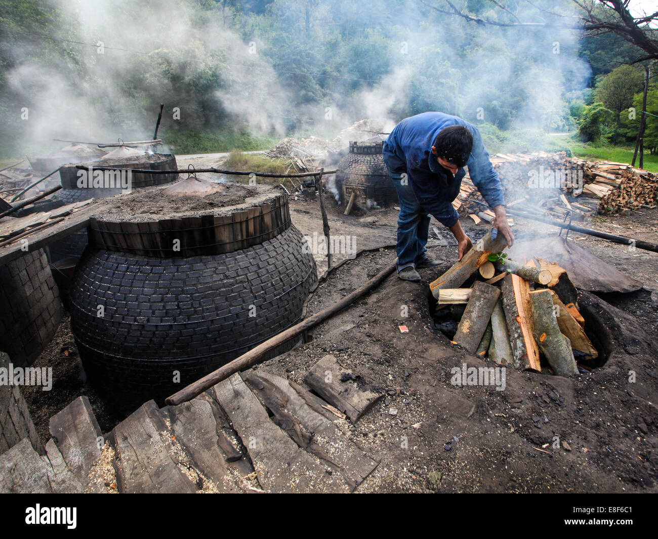 L'homme travaillant dans les fours à charbon de bois est de la Serbie Banque D'Images