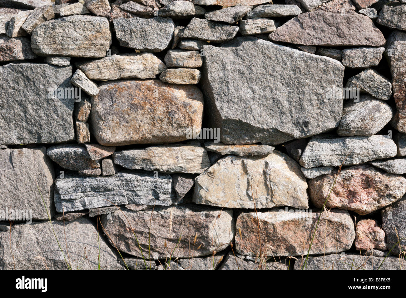 Un mur en pierre sèche dans les Hébrides extérieures contenant de gros blocs de gneiss Lewisian. Banque D'Images