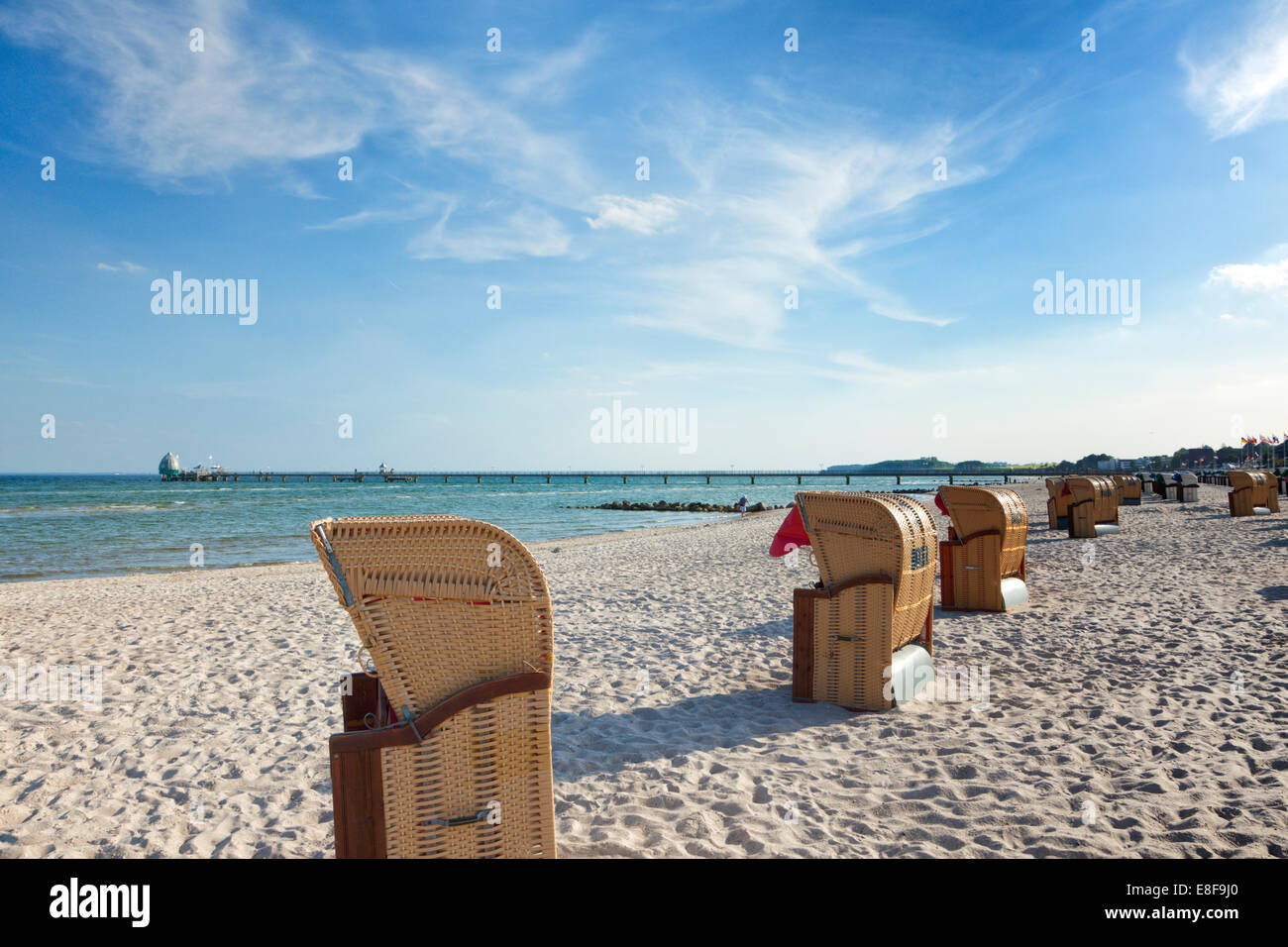 Chaises de plage à il plage de Grömitz, côte de la mer Baltique, de la jetée en arrière-plan Banque D'Images