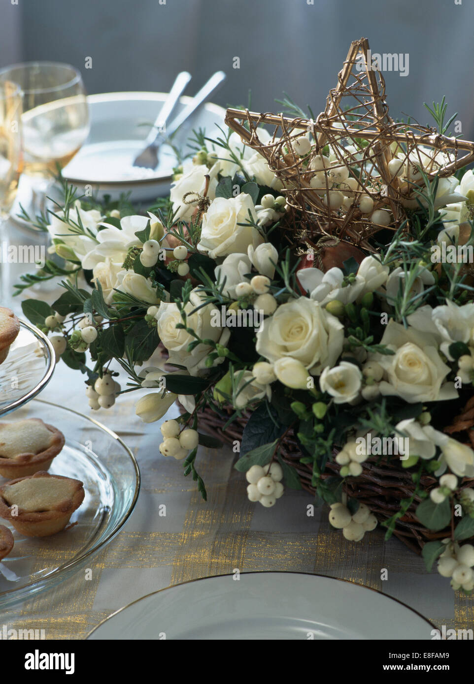 Close-up of white roses et des baies dans la neige tableau de Noël arrangement avec brindille gold star Banque D'Images