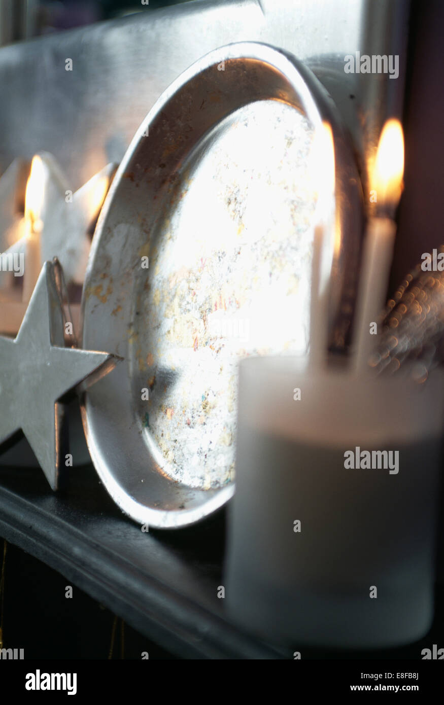 Close-up du plateau métallique peint avec un cierge allumé et une étoile d'argent Banque D'Images