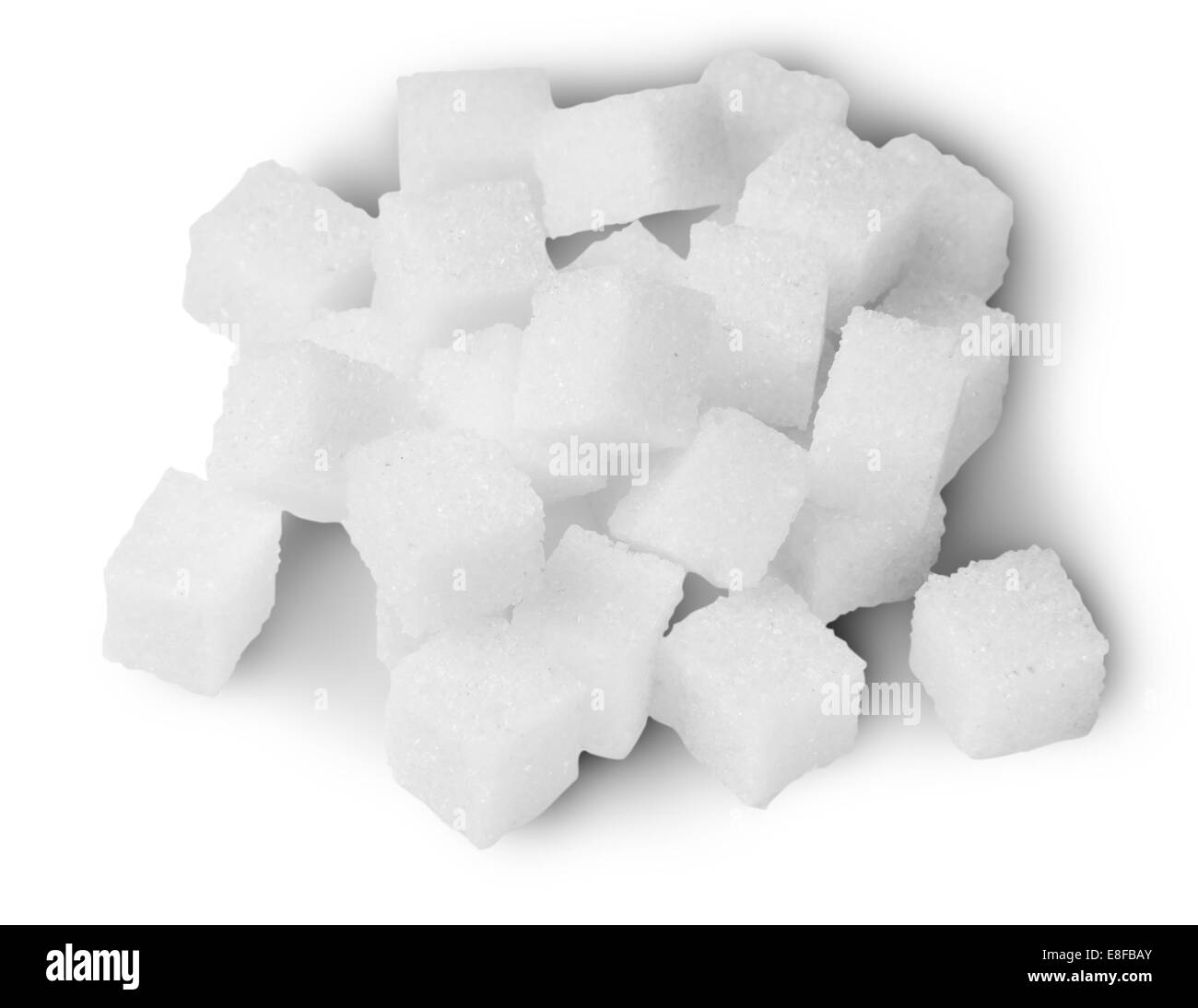 Pile de cubes de sucre sur le dessus isolé sur fond blanc Banque D'Images