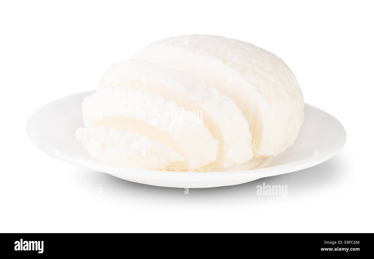 ​​Cheese en tranches sur une assiette blanche isolé sur fond blanc Banque D'Images