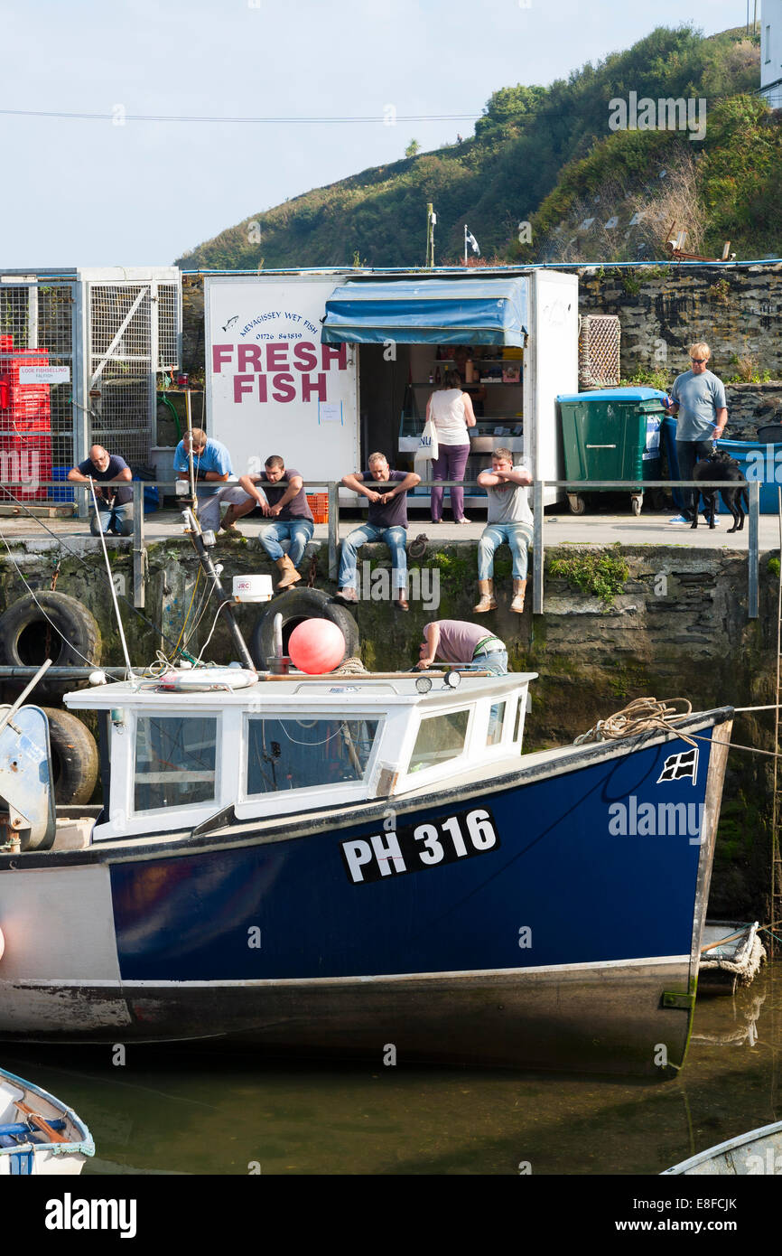 Bateau de pêche / bateaux amarrés / attaché devant un kiosque / boutique vendant du poisson frais au port de mer / port de Mevagissey Cornwall. UK. Banque D'Images