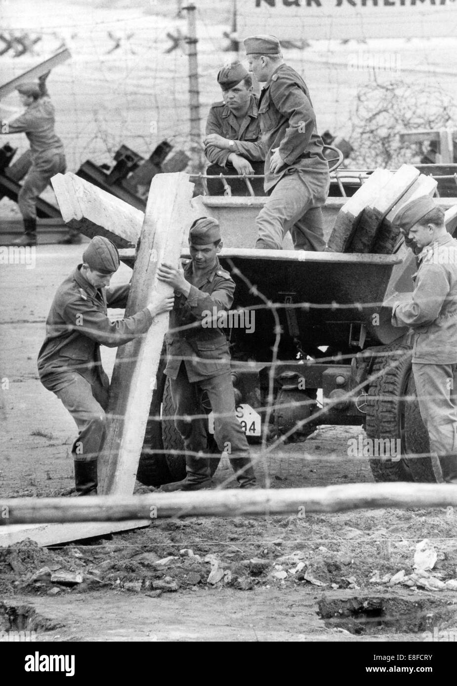 Des soldats à la frontière au cours de la construction du mur à la Place de Potsdam à Berlin le 10 août en 1966. Banque D'Images