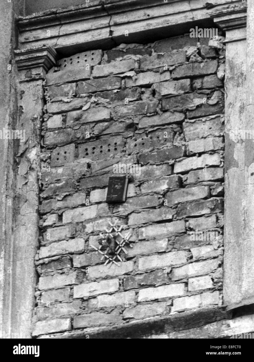 Une hymne chrétienne d'adresses et des fleurs ont été placées dans une fenêtre murée d'une maison en bordure de la rue Bernauer le 13 octobre en 1961 par un habitant de Berlin Est. Banque D'Images
