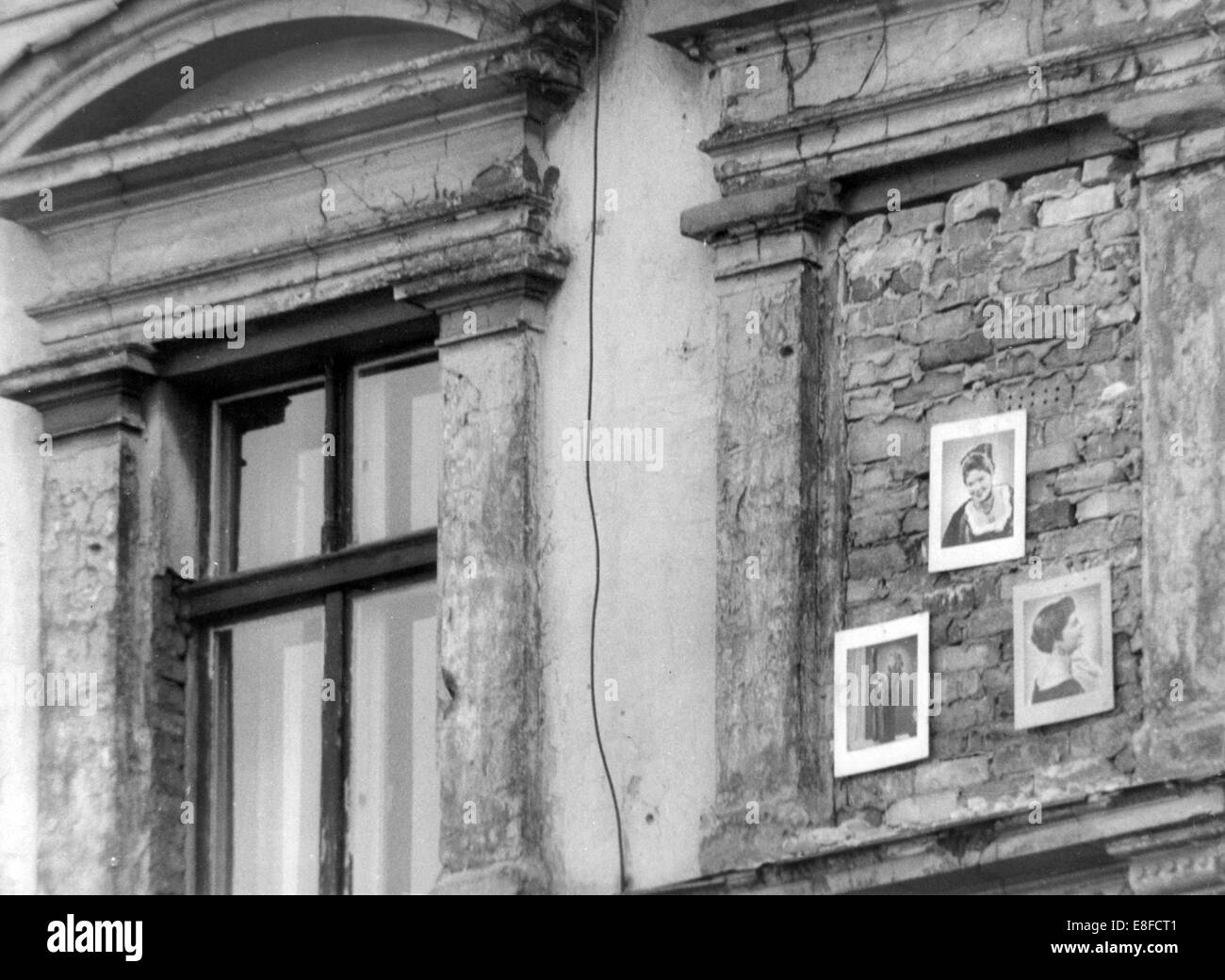 Trois photos de femmes ont été placés dans une fenêtre murée dans une maison en bordure de la rue Bernauer le 7 octobre en 1961 par une couche de brique de Berlin Est. Banque D'Images