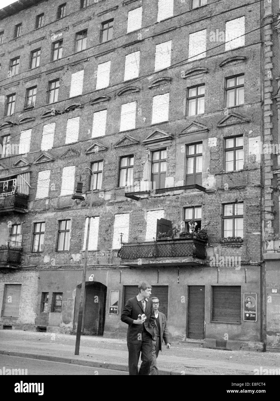 Vue sur la presque entièrement muré les fenêtres de deux maisons dans la rue Bernauer à Berlin le 7 janvier en 1961. Banque D'Images