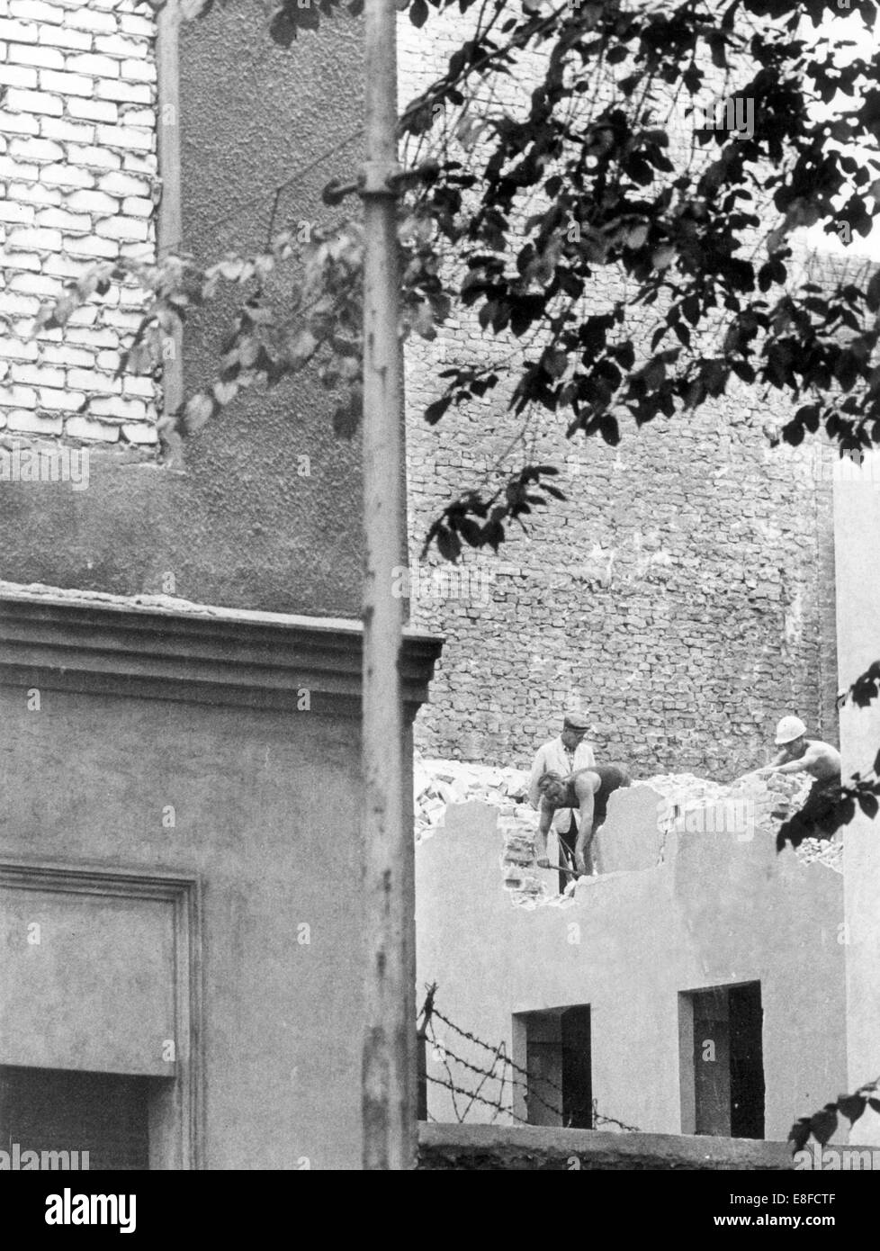 Les travailleurs de Berlin Est démolir une maison en bordure de la rue Bernauer à Berlin le 3 août en 1962. Banque D'Images