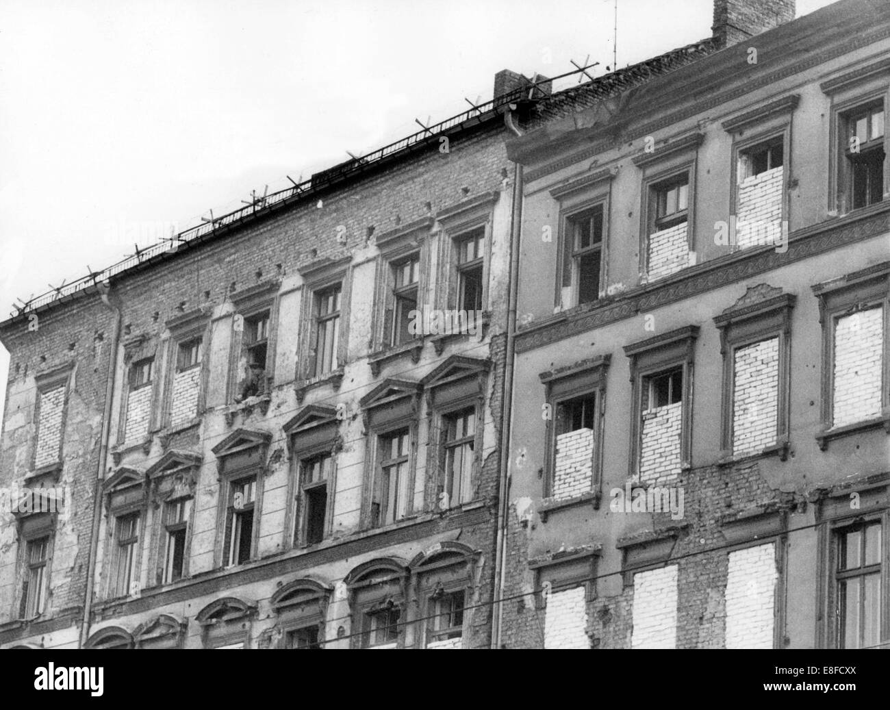 Regard sur les presque totalement murée de windows deux maisons bordant la rue Bernauer en à Berlin, 16 novembre 1961. À partir du 13 août 1961, le jour de la construction du mur de Berlin, au 9 novembre 1989, le jour de la chute du Mur de Berlin, la République fédérale d'Allemagne et la RDA ont été séparés par le rideau de fer entre l'Occident et l'Orient. Banque D'Images
