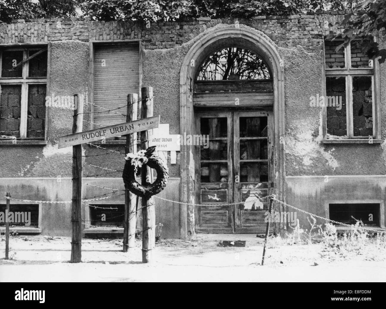 Le 17 septembre 1979 une couronne rappelle sur Rudolf Urbain, qui est décédé, à l'instar de plusieurs résidents de la rue Bernauer, en sautant dans la partie ouest de Berlin. Du 13 août 1961, le jour de l'édification du mur de Berlin, à la chute du Mur de Berlin le 9 novembre 1989, l'Allemagne et la RDA ont été séparé par un rideau de fer entre l'Occident et l'orient. Banque D'Images