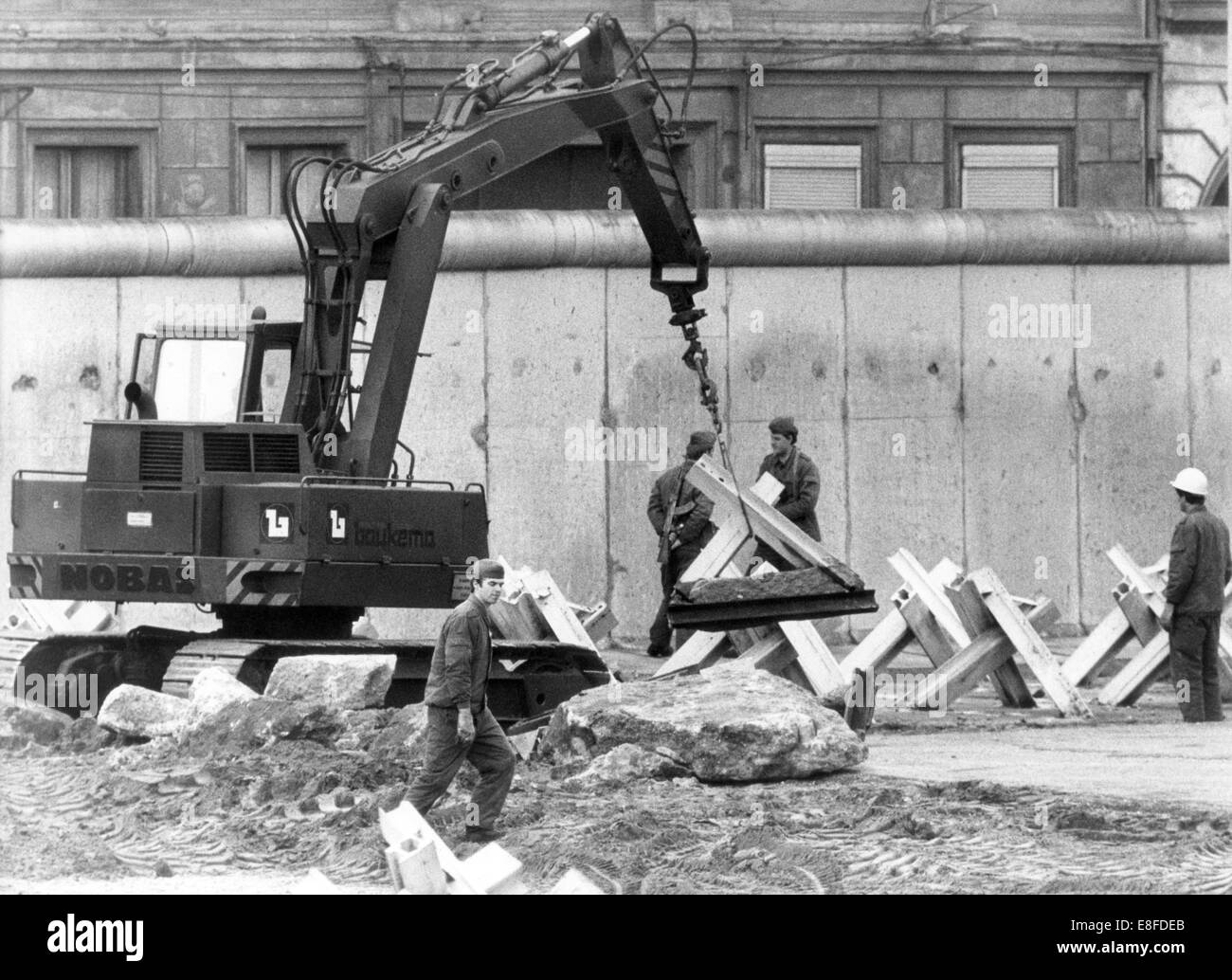 Les travailleurs de Berlin est de démanteler les pièges du réservoir au mur en face de l'arrondissement Kreuzberg à Berlin Ouest le 29 mars 1984. À partir du 13 août 1961, le jour de la construction du mur de Berlin, à la chute du Mur de Berlin le 9 novembre 1989, la République fédérale d'Allemagne et la RDA ont été séparés par le rideau de fer entre l'Occident et l'Orient. Banque D'Images
