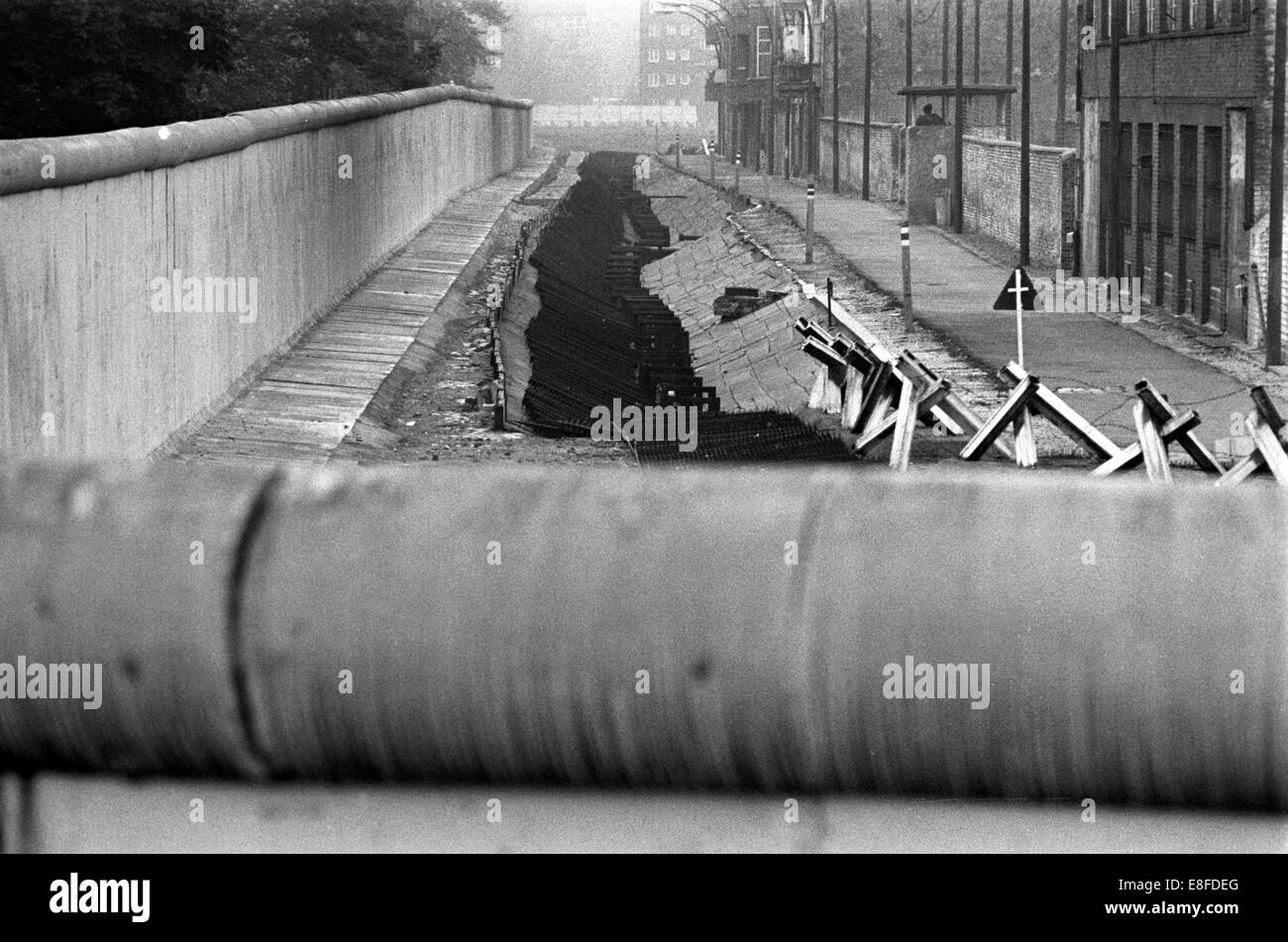 Tapis d'armature avec des épines terminer la zone autour du mur de Berlin,  en particulier lorsque les maisons sont habitées à proximité, 22 octobre  1980. Ici, on peut également voir les tapis,