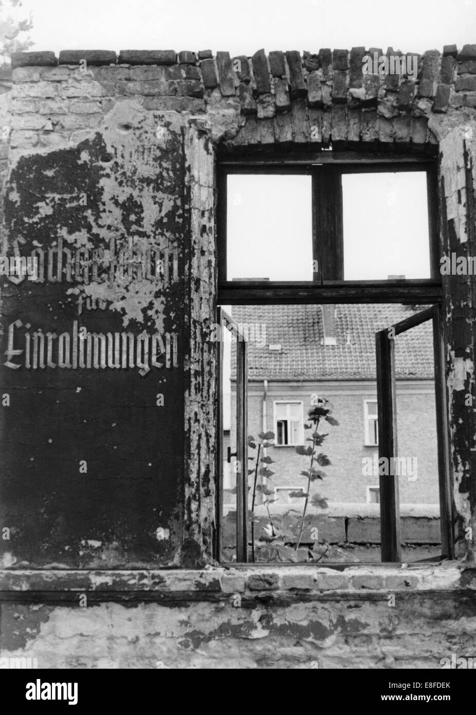 Vue par la fenêtre d'une vieille maison en bordure de la rue Bernauer à Berlin vers la partie orientale de la ville le 17 septembre en 1979. Banque D'Images