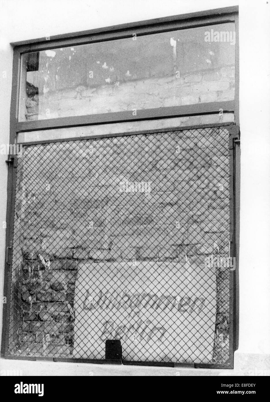 Un panneau disant 'Bienvenue' Berlin se trouve dans une fenêtre murée dans la rue Bernauer à Berlin le 24 août en 1961. Banque D'Images