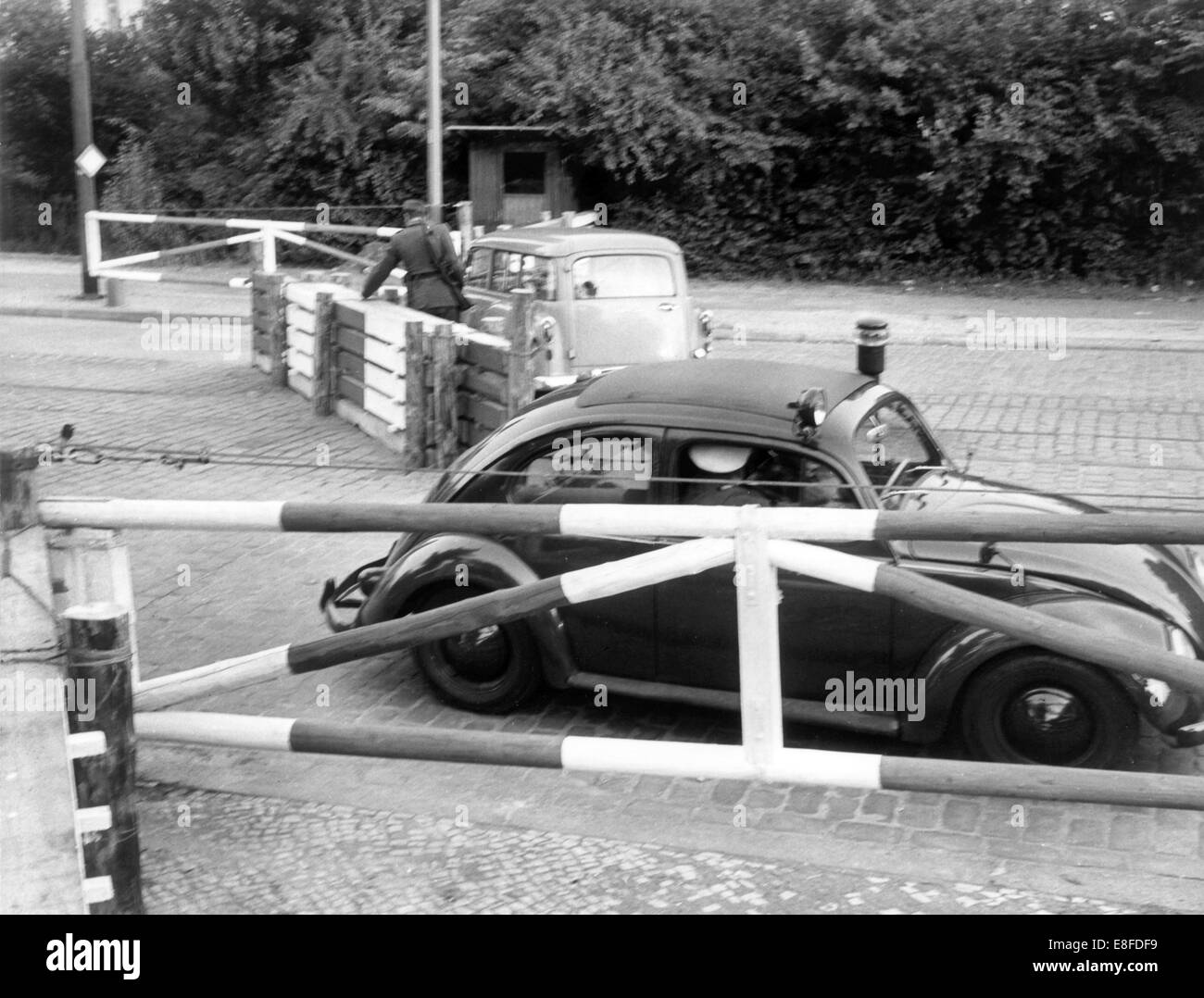 Une voiture de patrouille de la police de Berlin Ouest debout devant le point de contrôle à Sandkrugbrücke barricadés en partie à Berlin le 4 septembre 1962. La République fédérale d'Allemagne et la RDA ont été divisé par un "rideau de fer" entre l'Occident et l'Orient le jour de la construction du mur, le 13 août 1961 jusqu'à la chute du Mur de Berlin le 9 novembre 1989. Banque D'Images