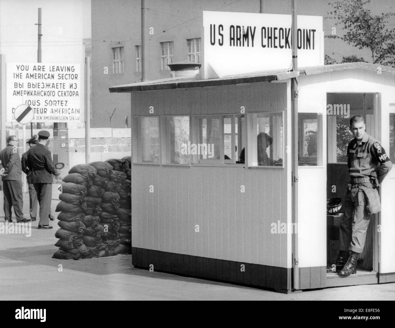 Vue sur le Checkpoint Charlie de l'armée américaine le 28 septembre 1961 sur Friedrichstraße à Belrin. Sur la gauche de la photo sont les fonctionnaires des douanes de Berlin Ouest. Un lourd Patton tank de l'armée américaine debout sur Wilhelmstrasse à Berlin Ouest à la frontière de la partie orientale de la ville, le 23 août 1961. Dans l'arrière-plan le mur de Berlin et la 'Haus der Ministerien" (Chambre des ministères), l'ex-ministère de l'aéronautique du Reich, à l'angle de Wilhelm et Leipziger Straße. Du 13 août 1961, le jour de la construction du mur, jusqu'à la chute du Mur de Berlin le 9 novembre 1989 le gouvernement fédéral Banque D'Images