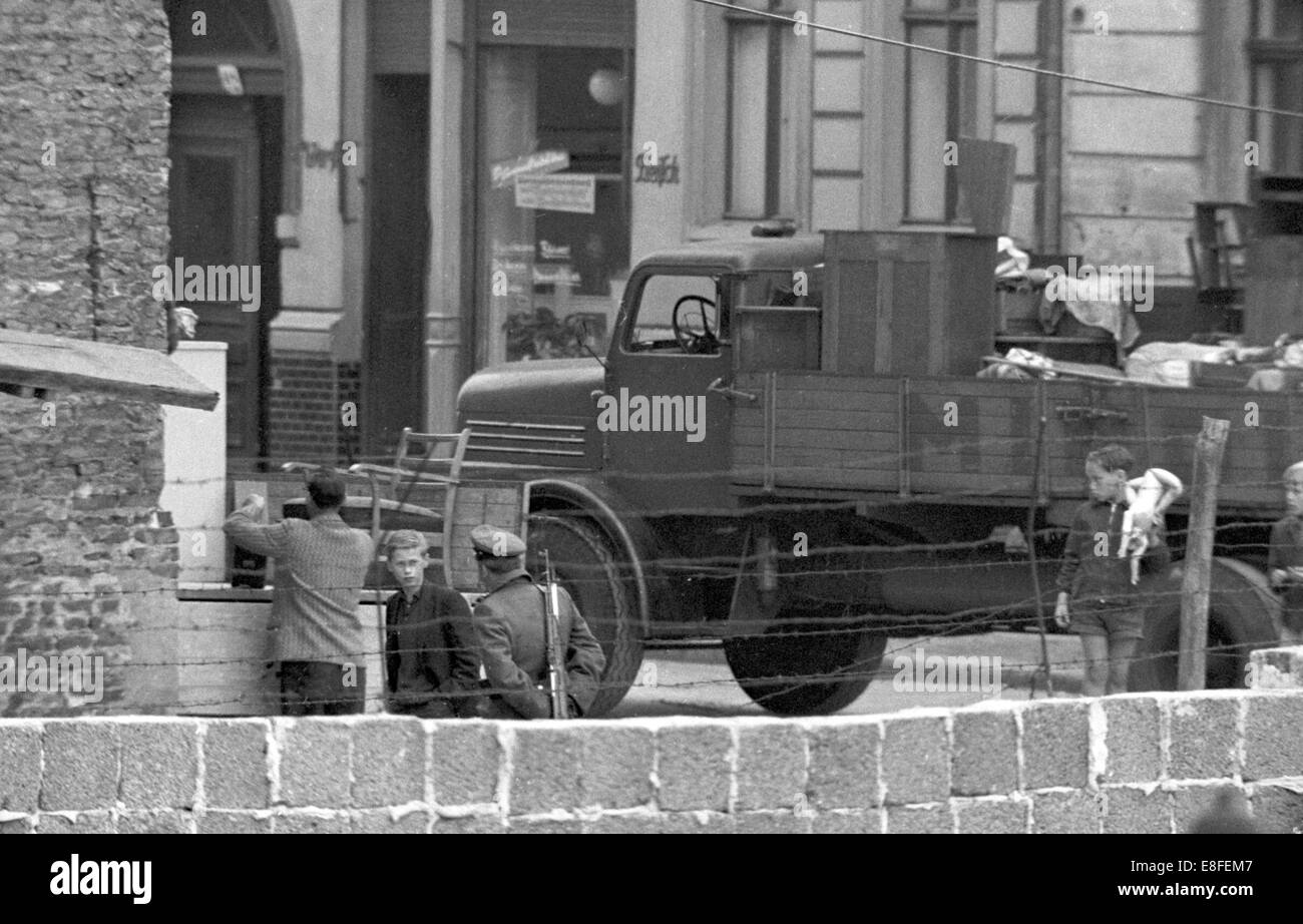 Commandes d'évacuation est de Berlin, l'exécution des effets personnels des résidents qui vivent dans des maisons sur la frontière sur la frontière Bernauer Straße entre l'Est et l'ouest de Berlin le 14 octobre 1961. Du 13 août 1961, le jour de la construction du mur de Berlin, jusqu'à la chute du mur le 9 novembre 1989 le gouvernement fédéral - de l'Allemagne et la RDA ont été séparés entre l'ouest et l'est par un "rideau de fer". Banque D'Images