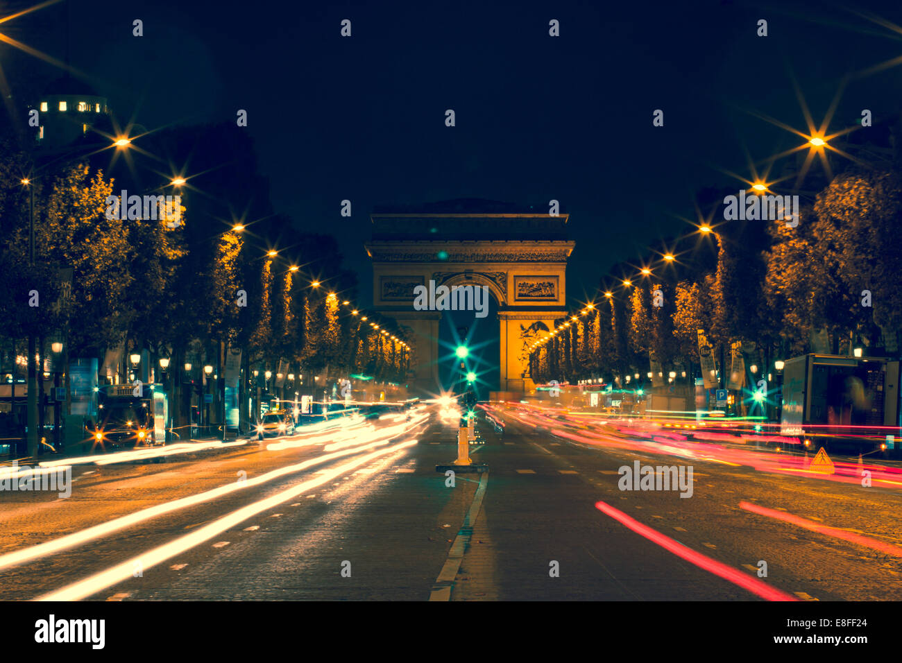 France, Paris, l'Avenue des Champs-Elyses la nuit Banque D'Images