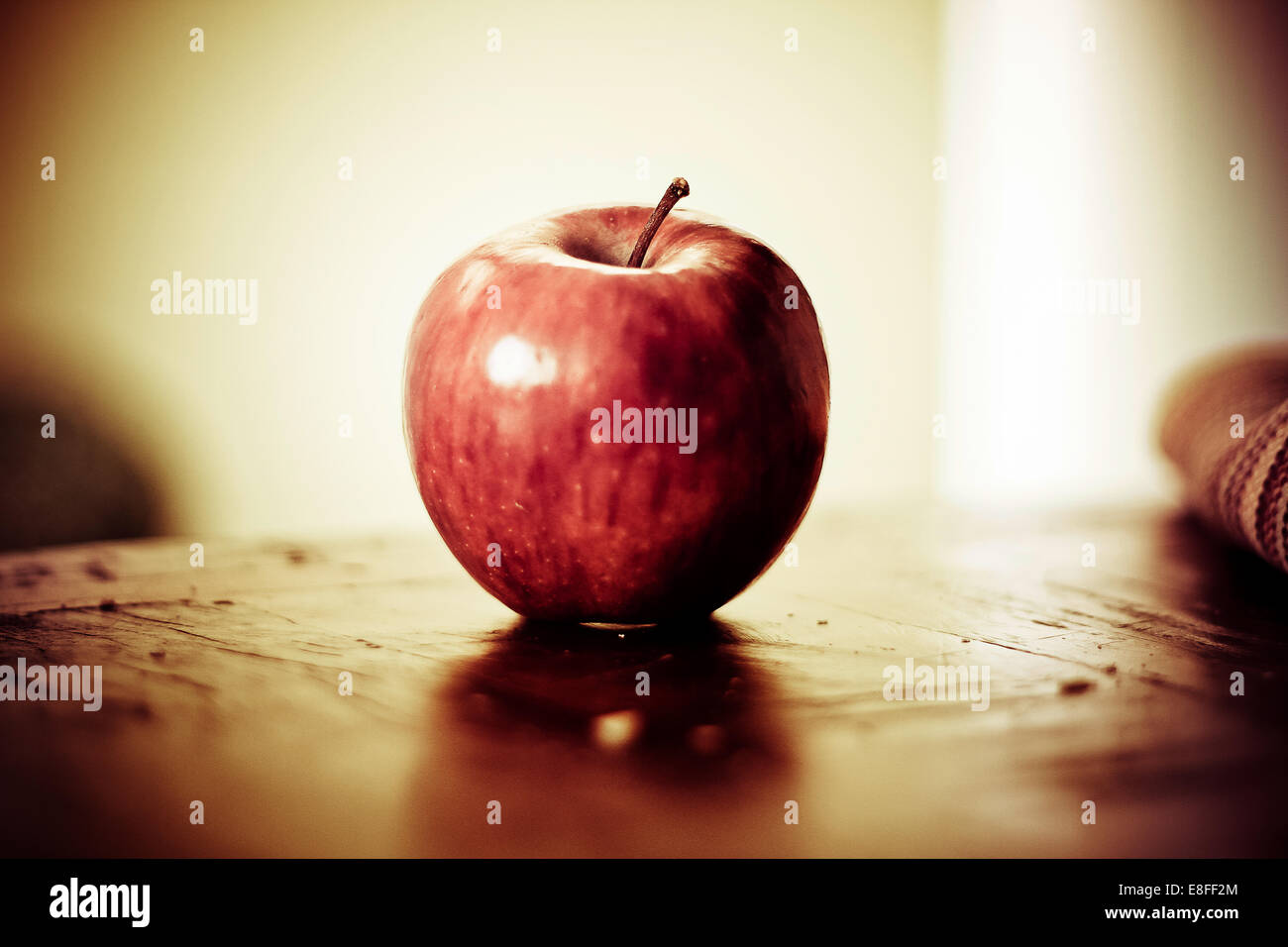 Close-up of red apple on wooden table Banque D'Images