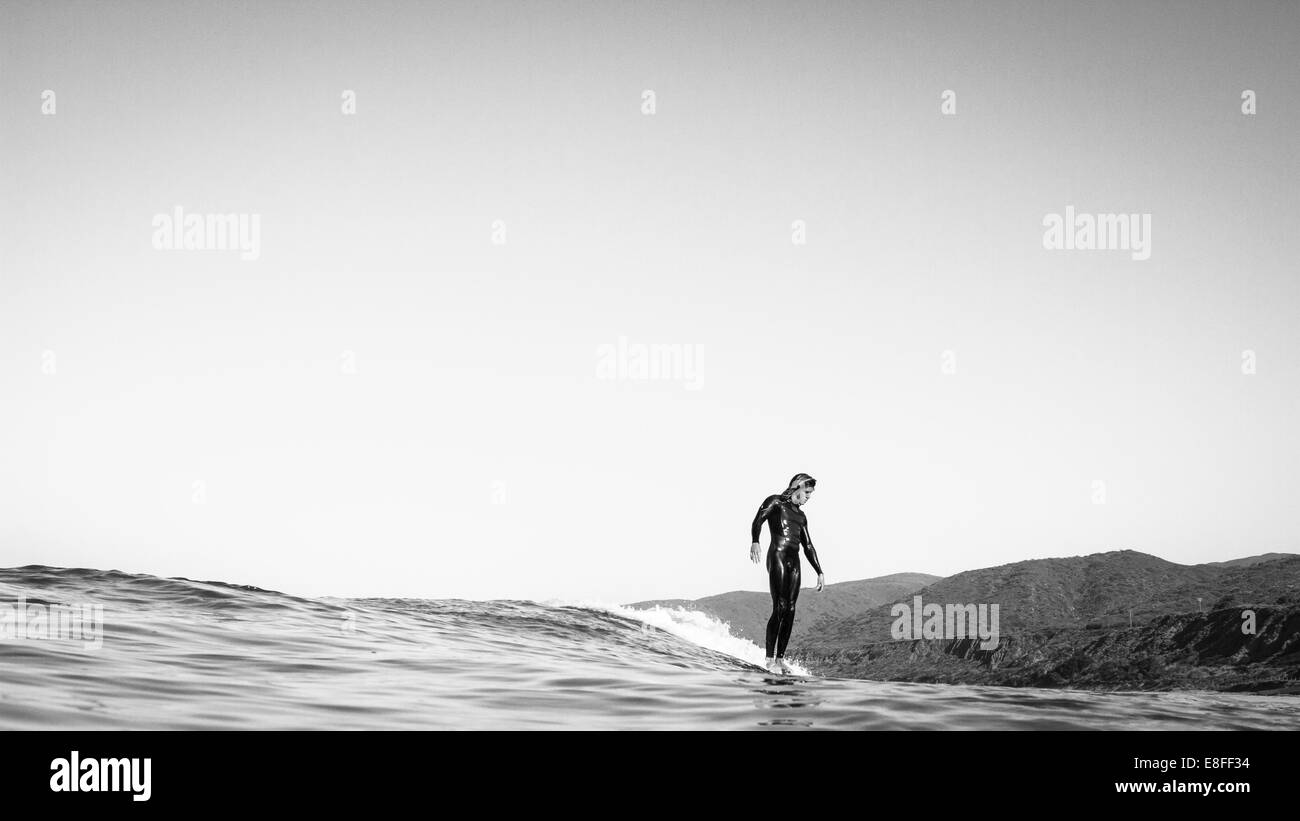 Surfeur glissant sur un surf, Malibu, Los Angeles, Californie, États-Unis Banque D'Images