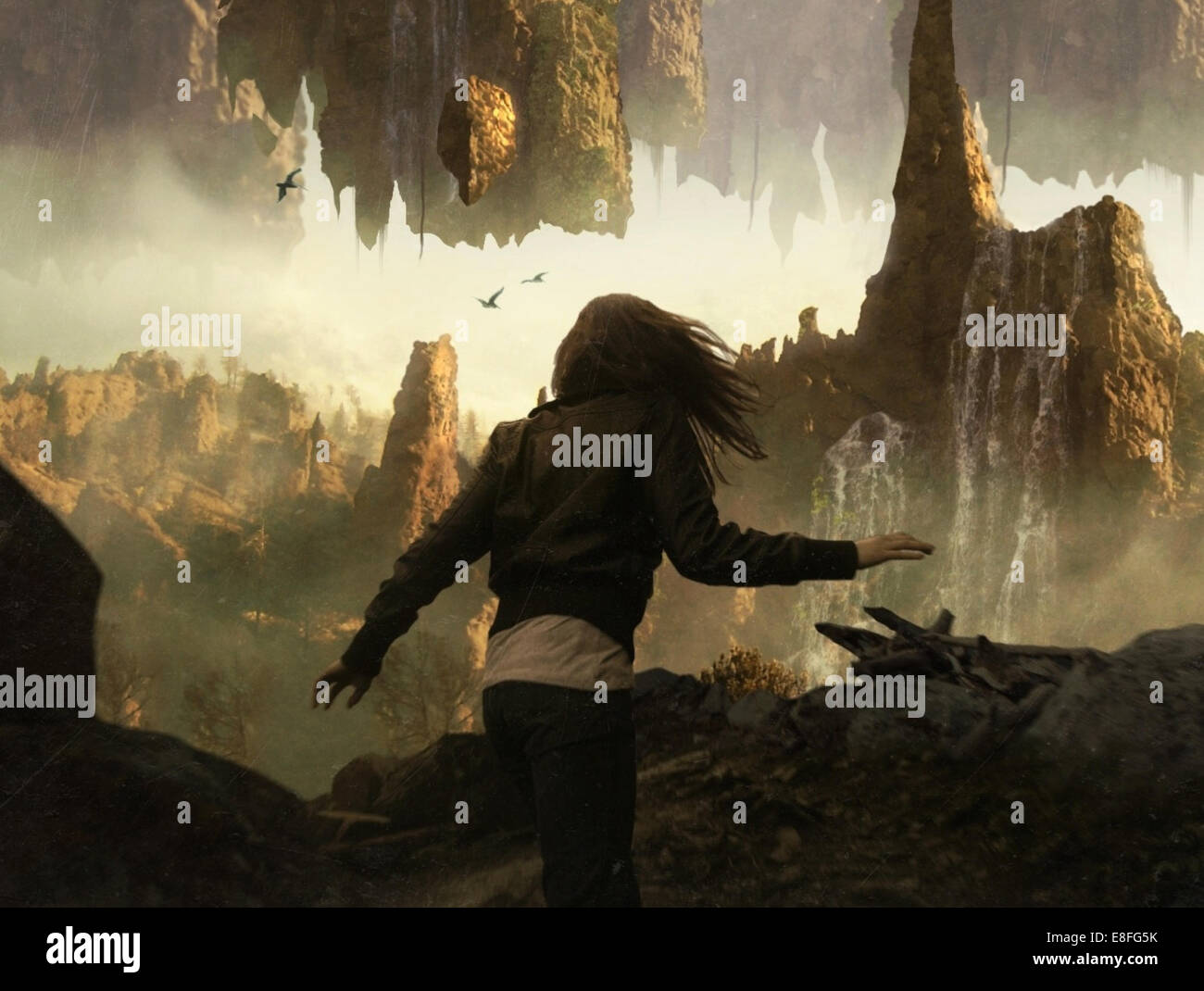 Jeune femme qui traverse un paysage mystique Banque D'Images