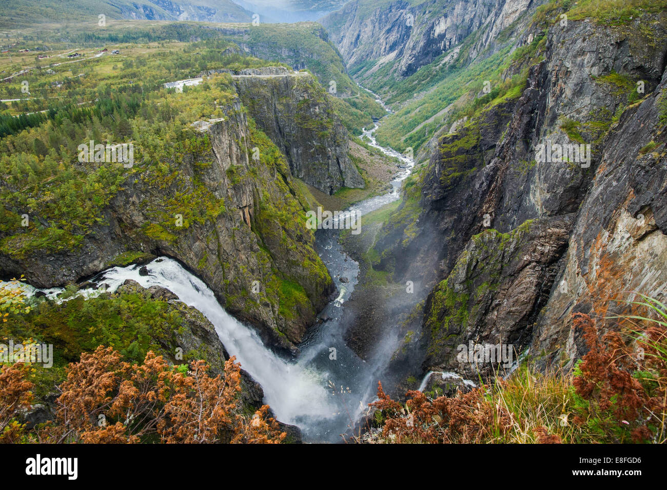 Vue aérienne d'une chute et la vallée Banque D'Images