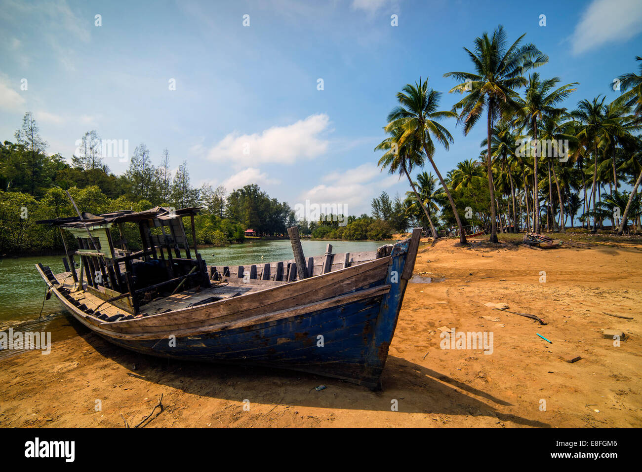La Malaisie, Trengganu, vue du bateau de pêche abandonnés près de Marang Banque D'Images