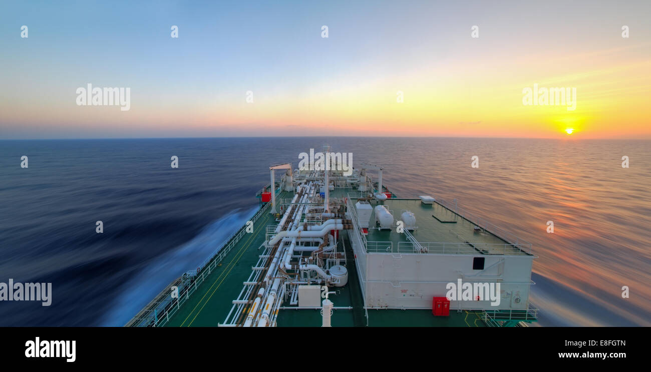 Bateau de GNL naviguant vers l'horizon au coucher du soleil, mer de Chine méridionale Banque D'Images