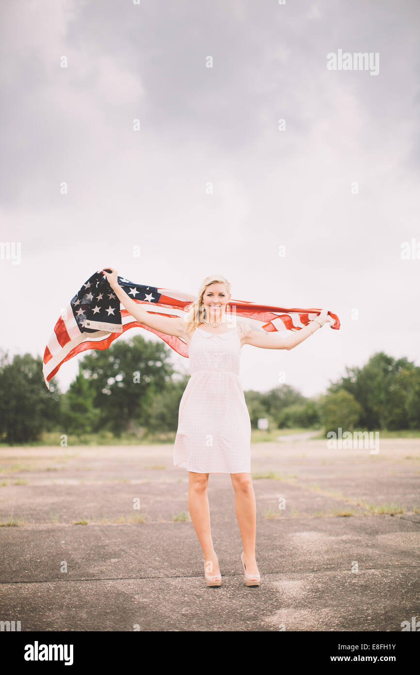 Portrait d'une femme portant un drapeau américain, fort Walton Beach, Floride, États-Unis Banque D'Images