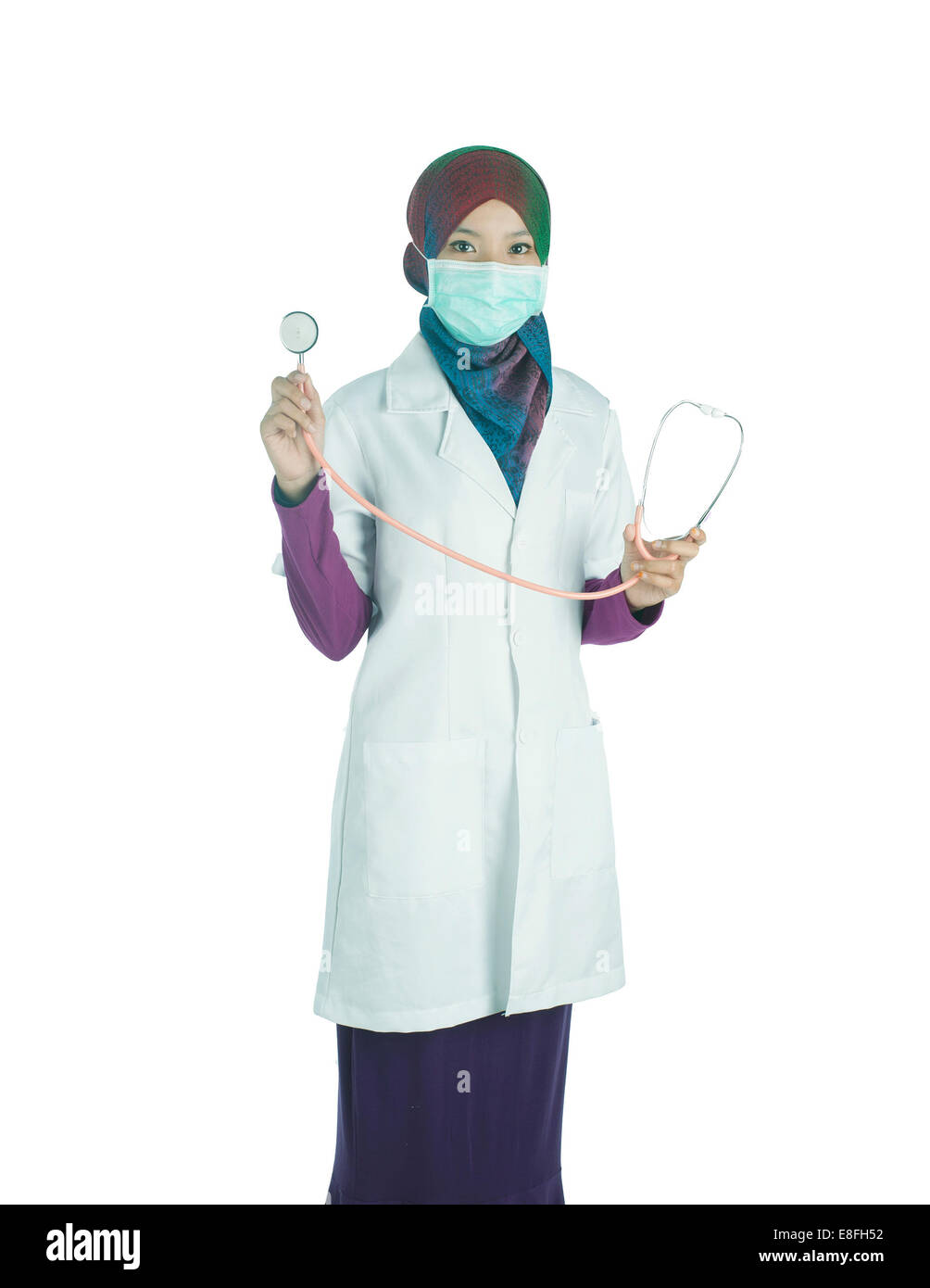 Portrait d'un médecin muslimah wearing mask and holding a stethoscope Banque D'Images