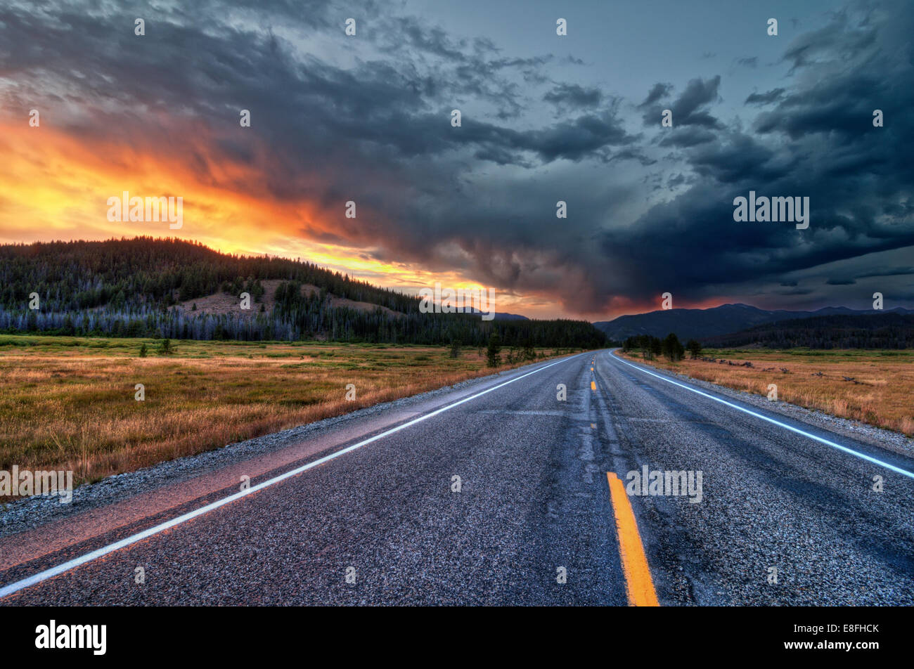 Route droite au coucher du soleil Banque D'Images