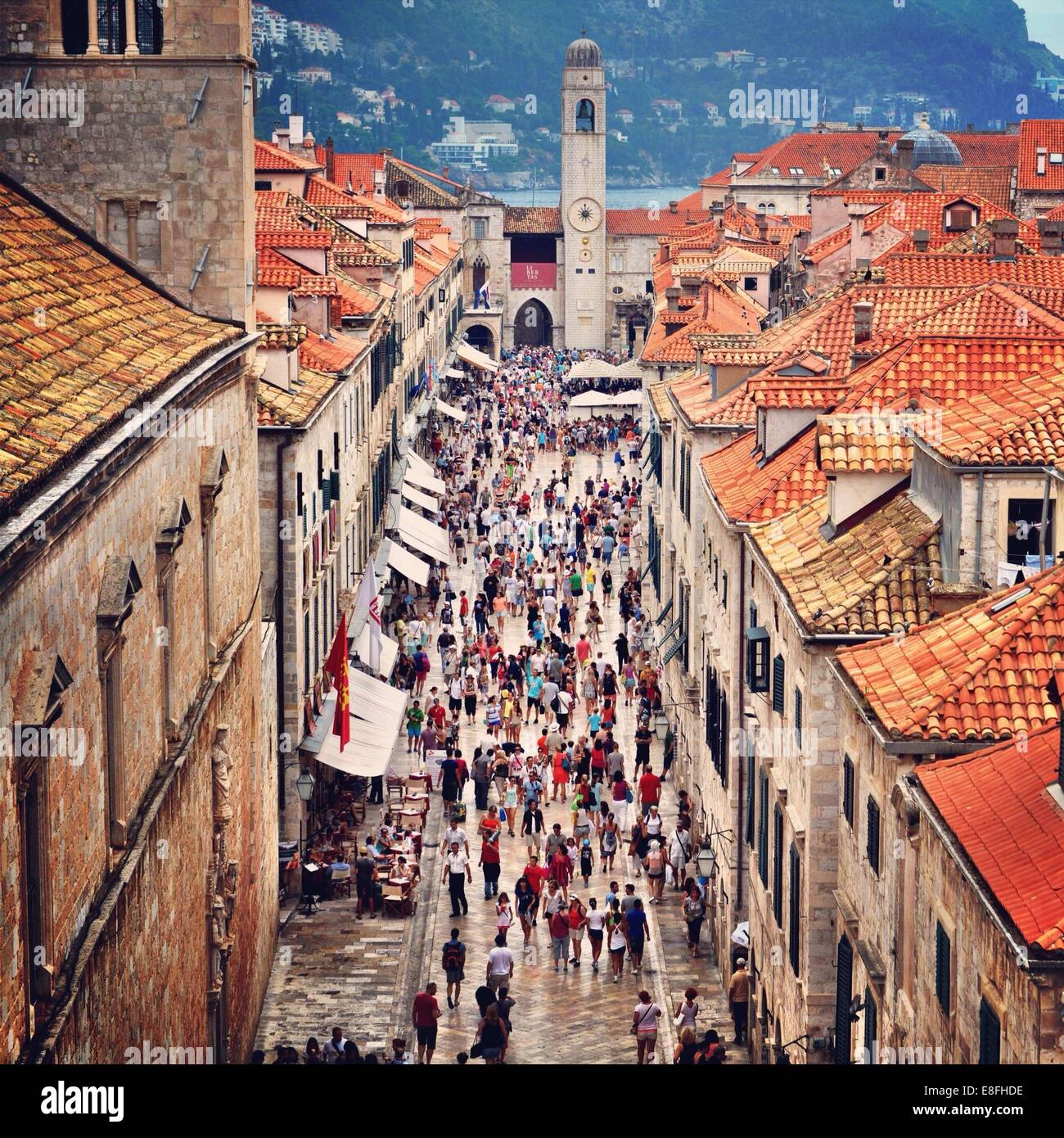 La Croatie, Dubrovnik, rue pleine de gens Banque D'Images