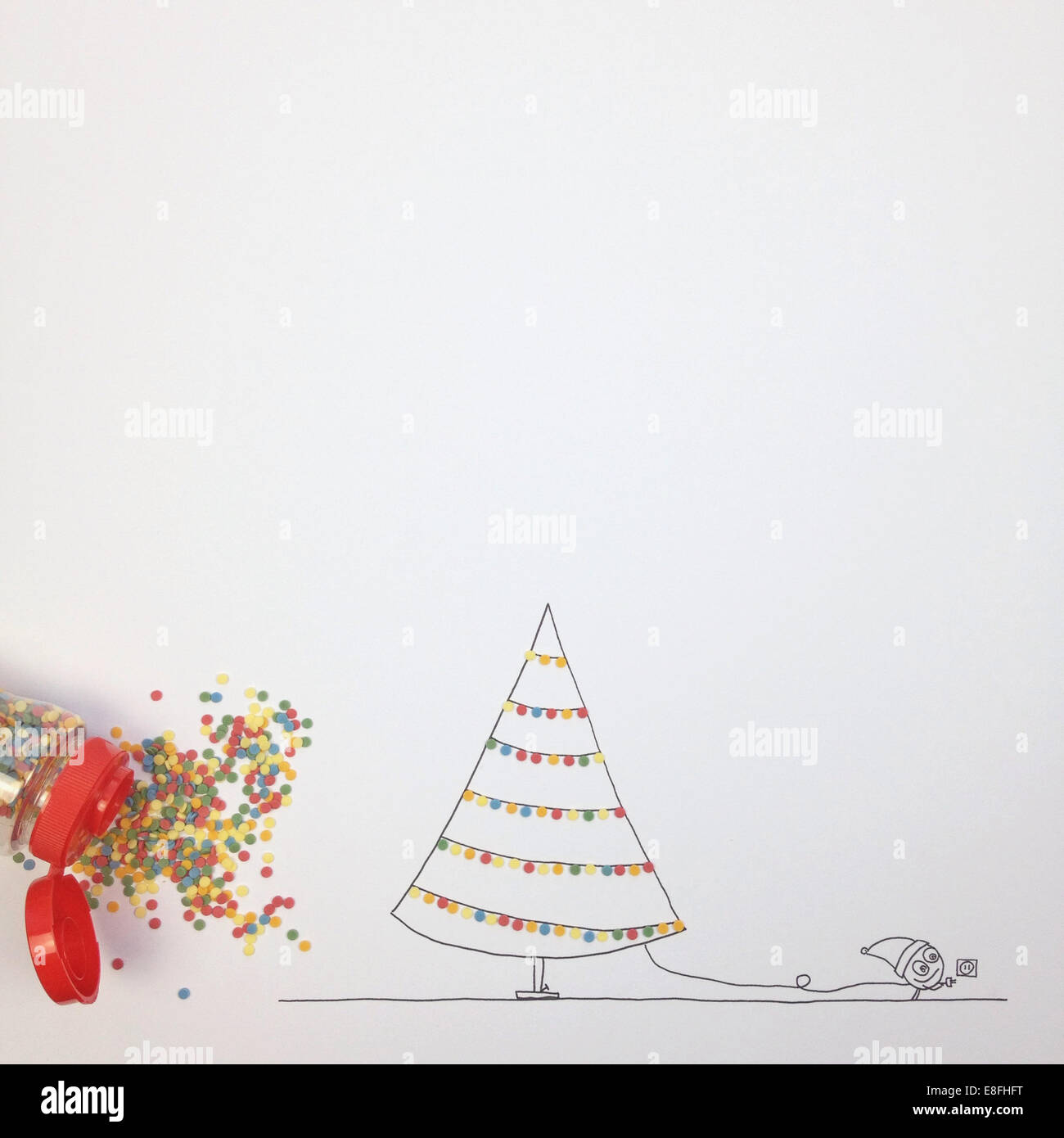 Personnage fictif conceptuel décorant arbre de Noël avec des lumières de fées Banque D'Images