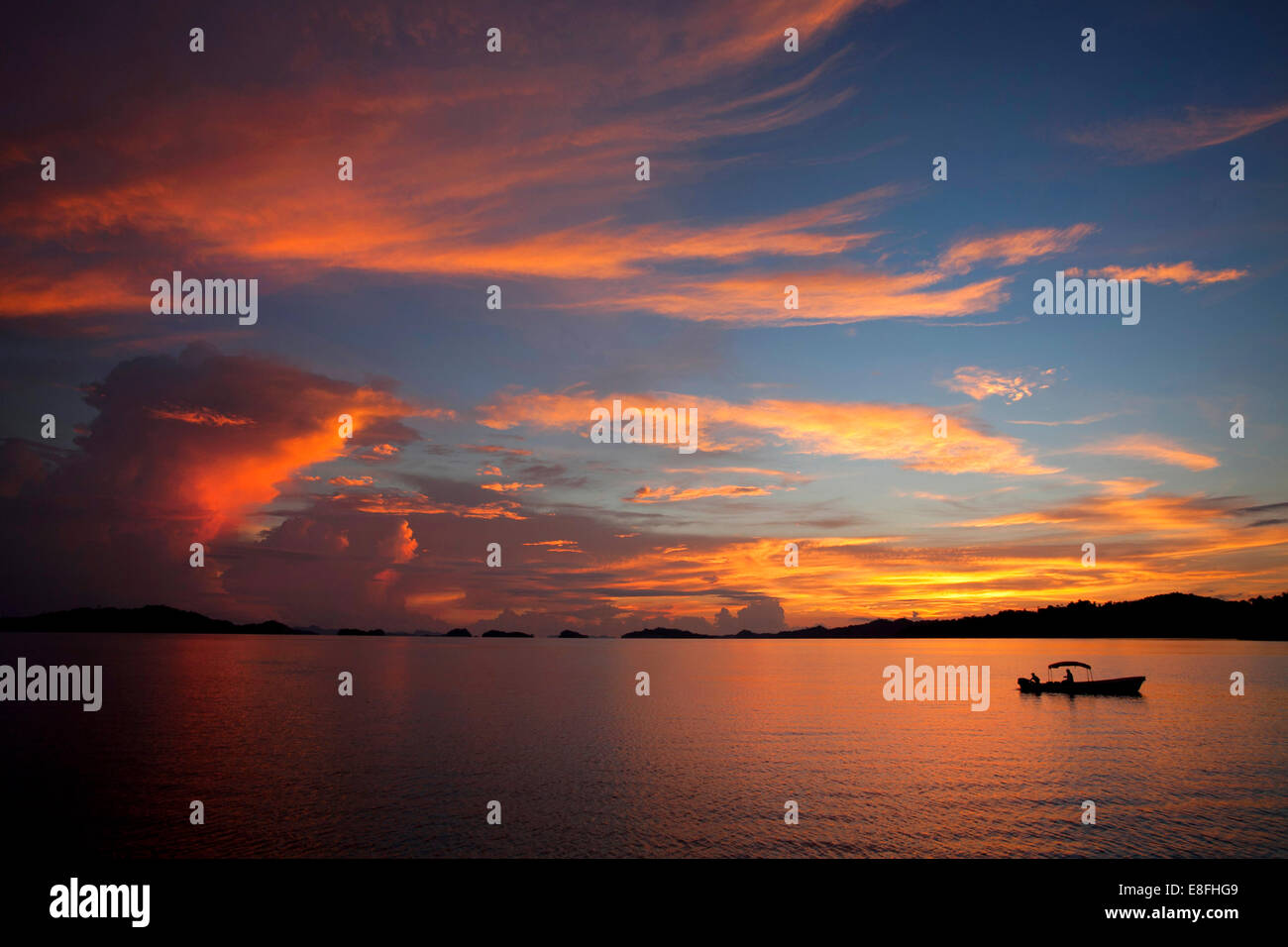L'Indonésie, la Papouasie occidentale, l'île de Misool, Pulau Misool, calme le soir Banque D'Images