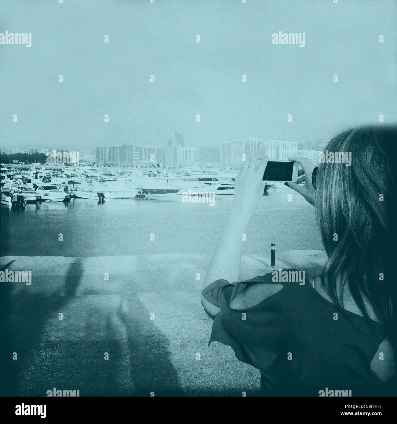 Femme prenant une photo, Abu Dhabi, Emirats Arabes Unis Banque D'Images