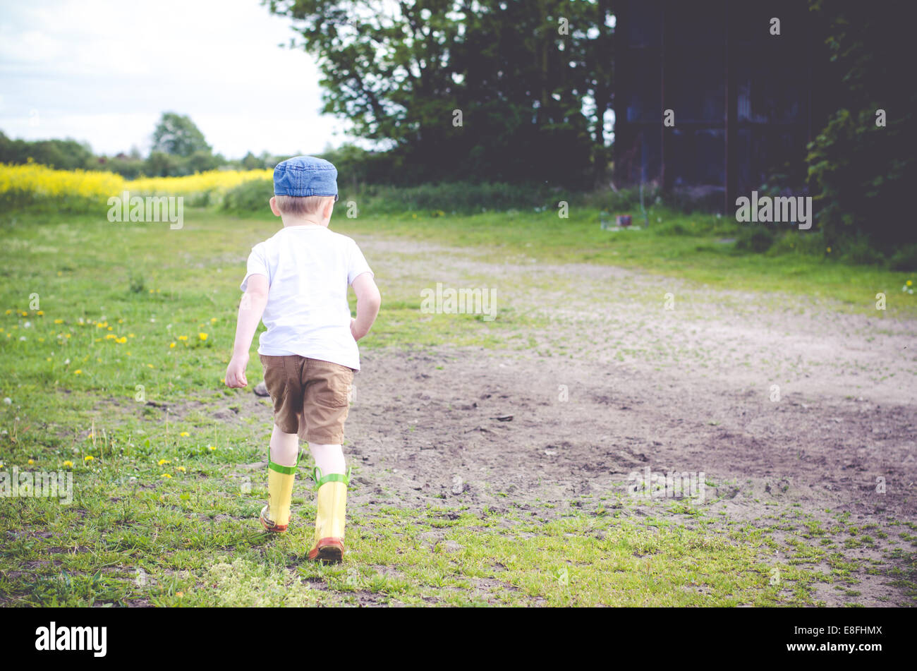 Boy running in rural landscape Banque D'Images