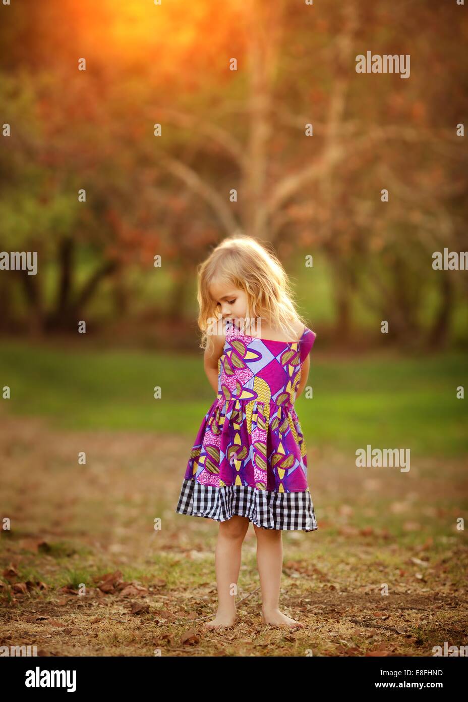 Portrait d'une fille debout pieds nus dans le parc, Californie, États-Unis Banque D'Images