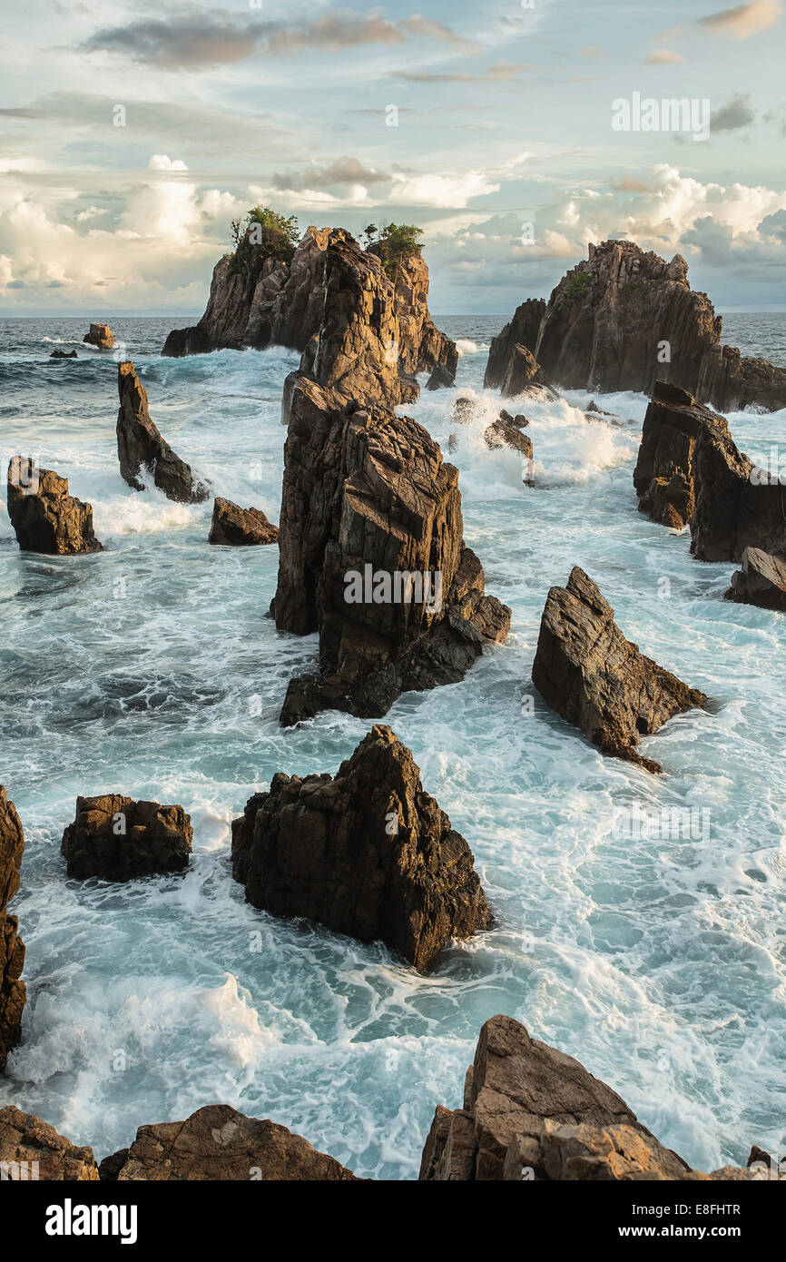 L'Indonésie, Lampung, rochers majestueux en mer Banque D'Images
