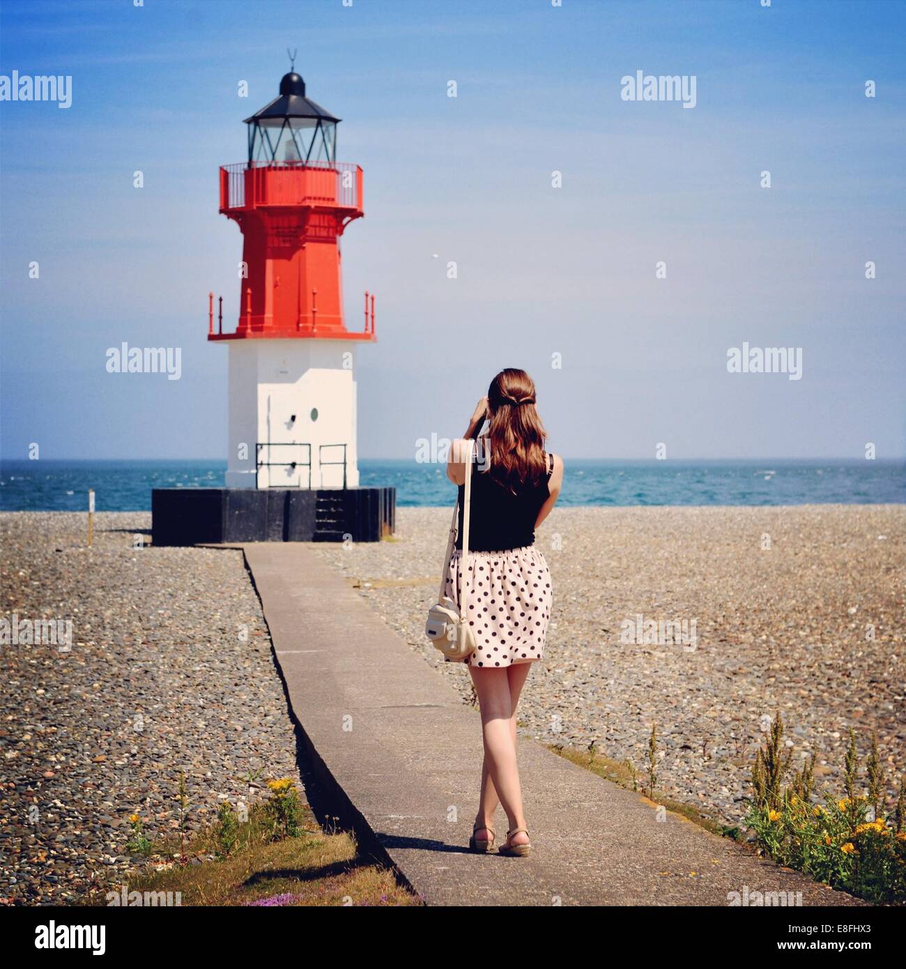 Woman photographing phare, Île de Man, en Angleterre, Royaume-Uni Banque D'Images