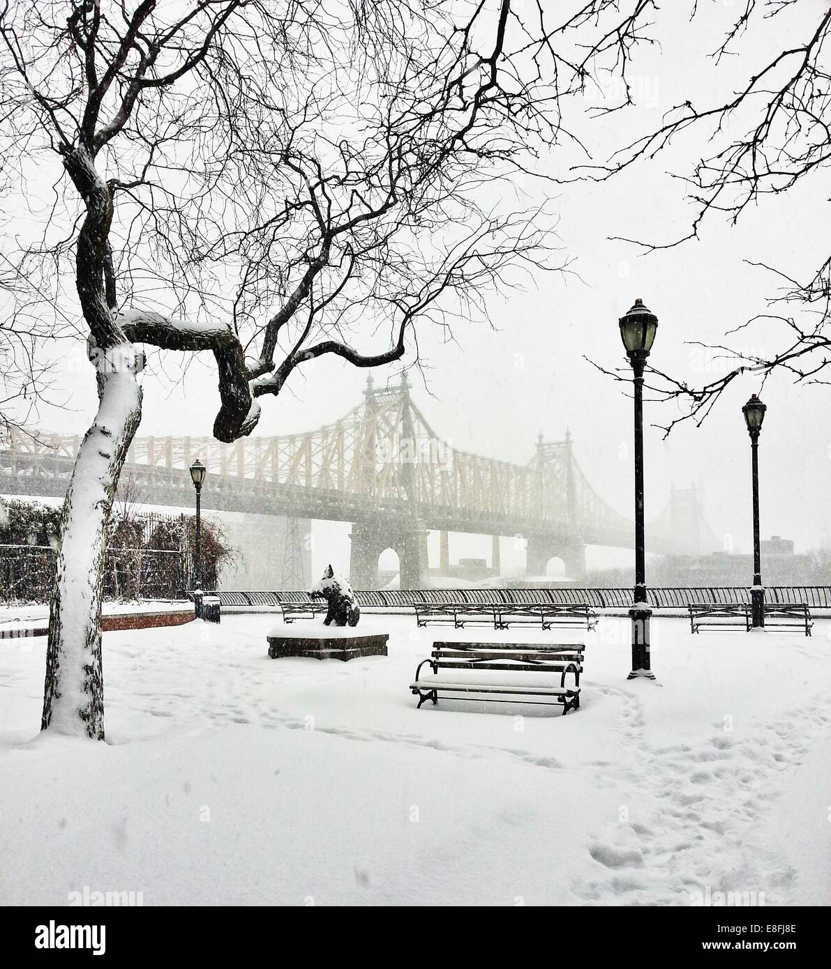 59th Street Bridge in Snow, New York, États-Unis Banque D'Images