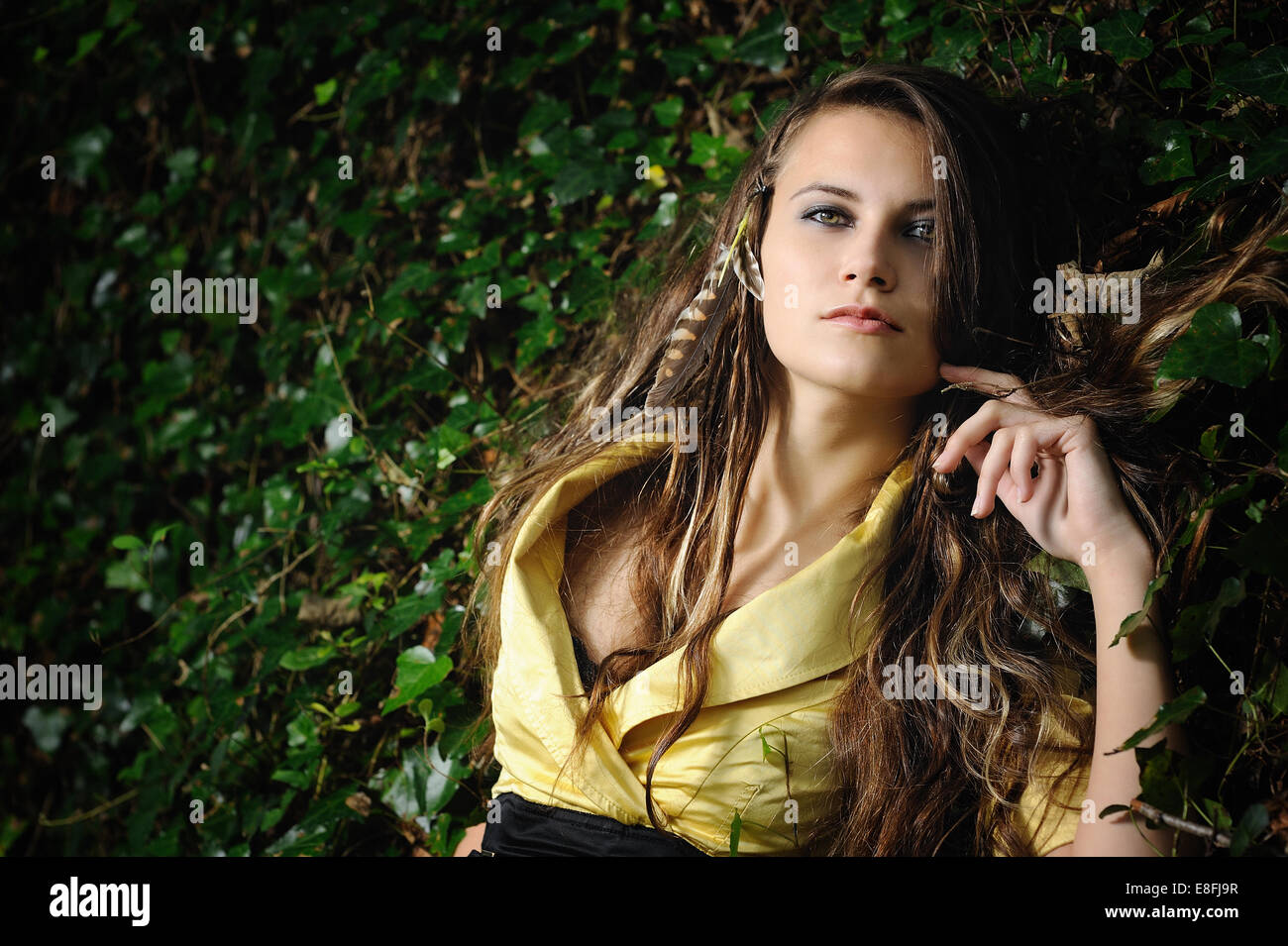 Portrait de femme avec robe jaune entourée par Ivy Banque D'Images Portrait de femme avec robe jaune entourée par Ivy Banque D'Images