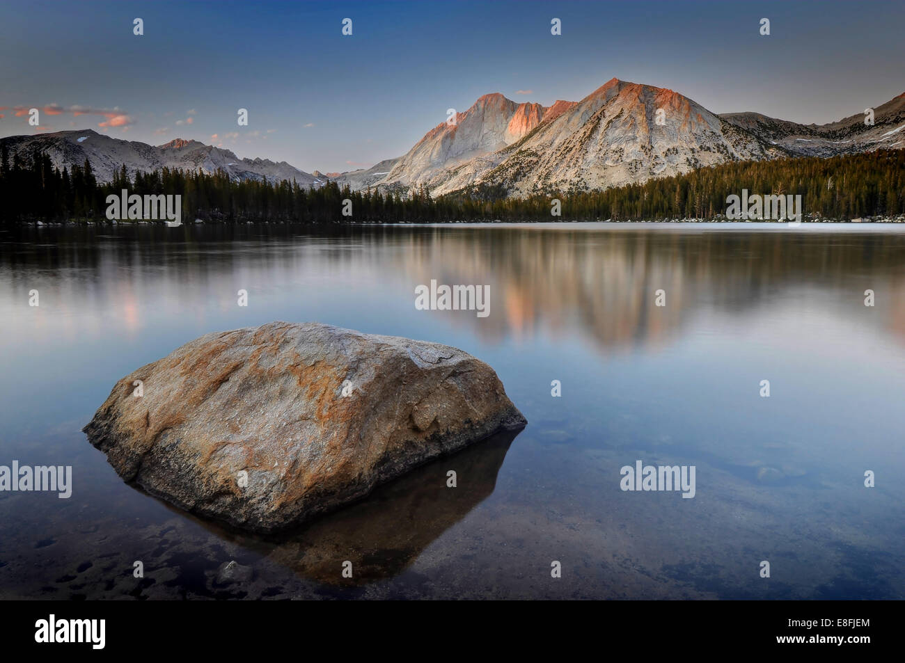 États-unis, Californie, Yosemite National Park, vue sur le mont Conness et abaisser les jeunes Lake Banque D'Images