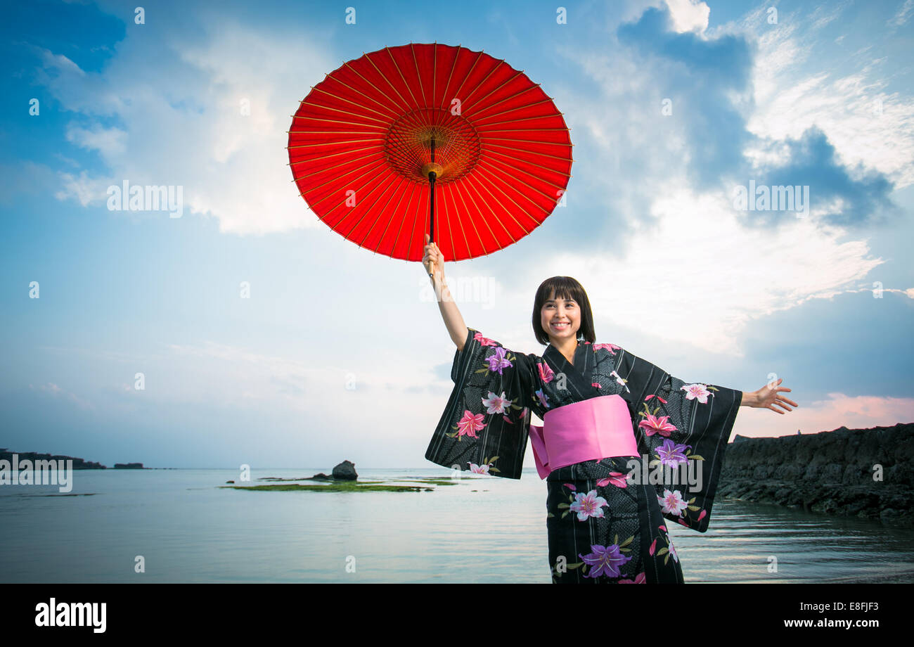 Le Japon, Okinawa, heureuse femme japonaise en kimono Banque D'Images