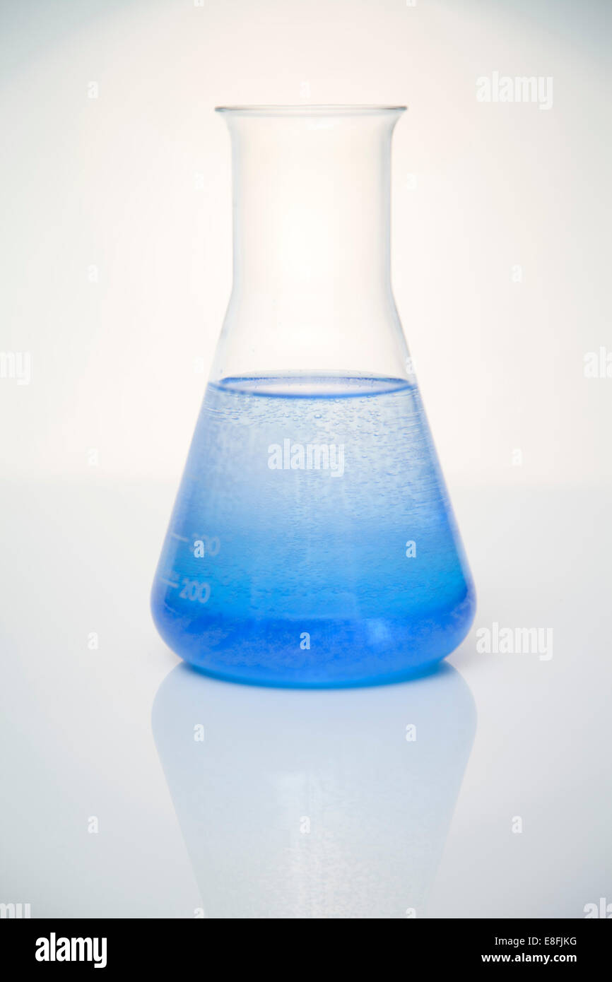 Fiole conique en liquide bleu Banque D'Images