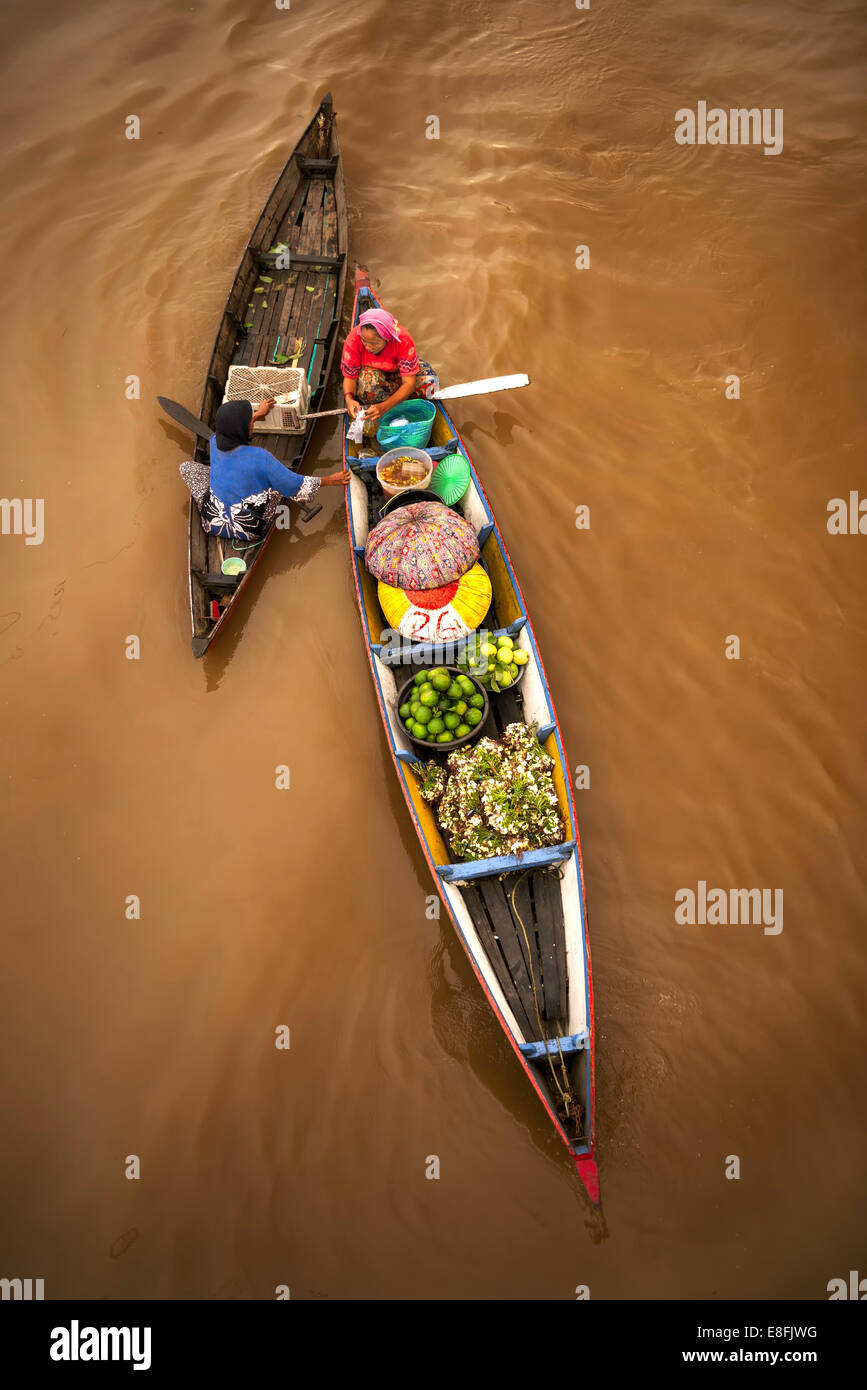 L'Indonésie, au sud de Kalimantan, Banjarmasin, marché flottant traditionnel Banque D'Images