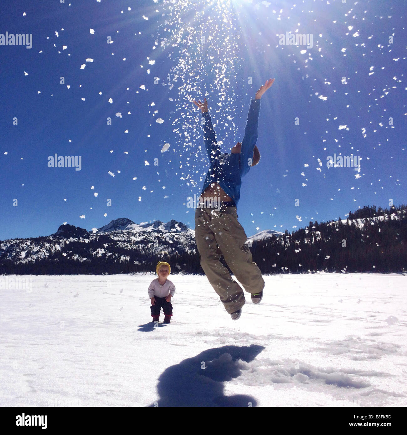 Deux garçons jouant dans la neige, Lake Tahoe, Californie, États-Unis Banque D'Images