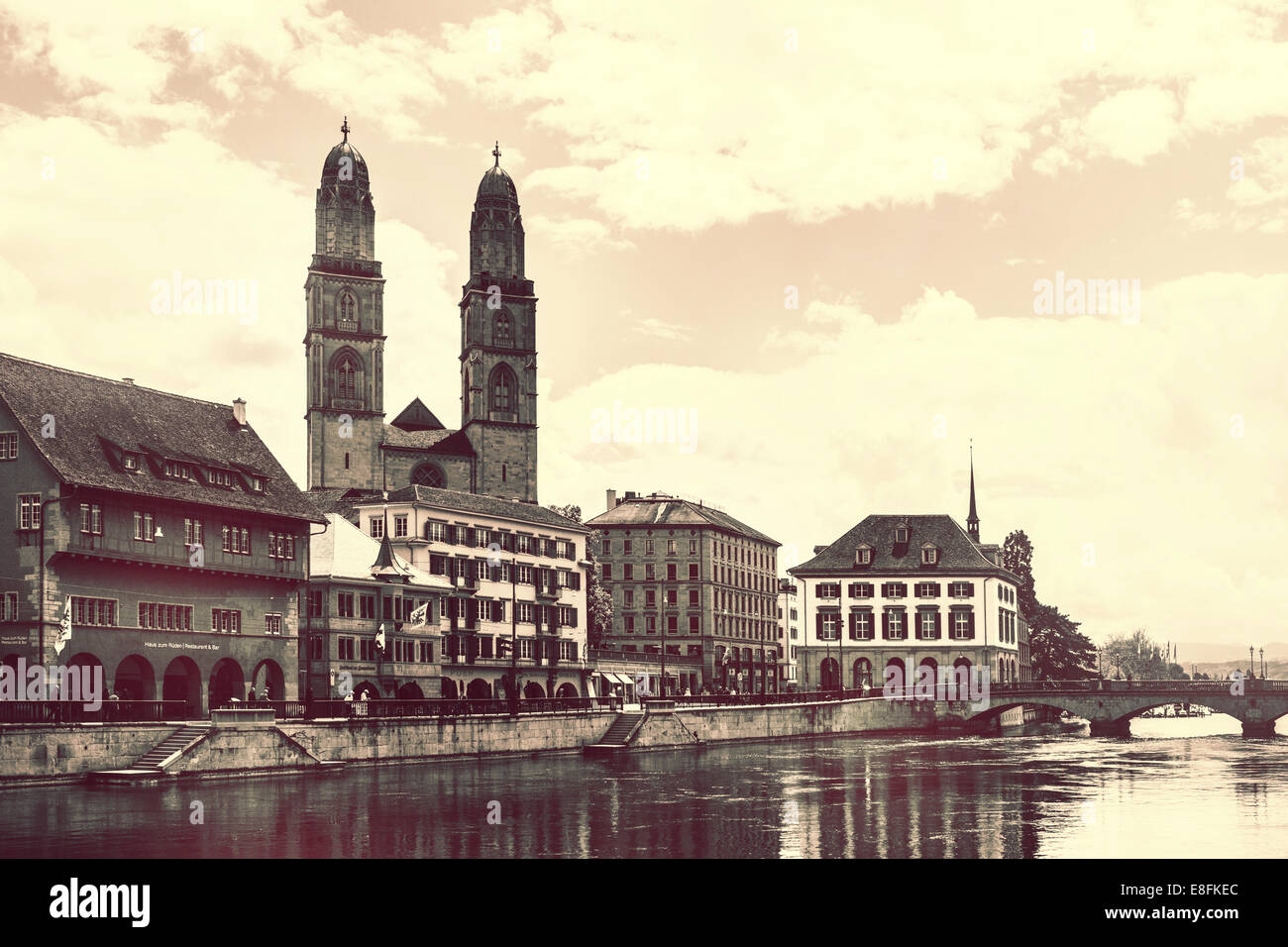 Suisse, Zurich, vue sur la rivière Limmat et tours Banque D'Images
