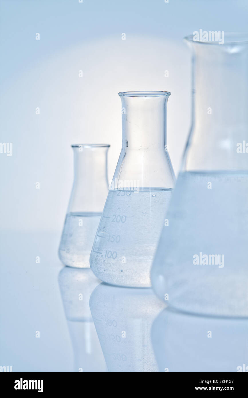 Gros plan de trois flacons coniques de suite dans un laboratoire de recherche Banque D'Images